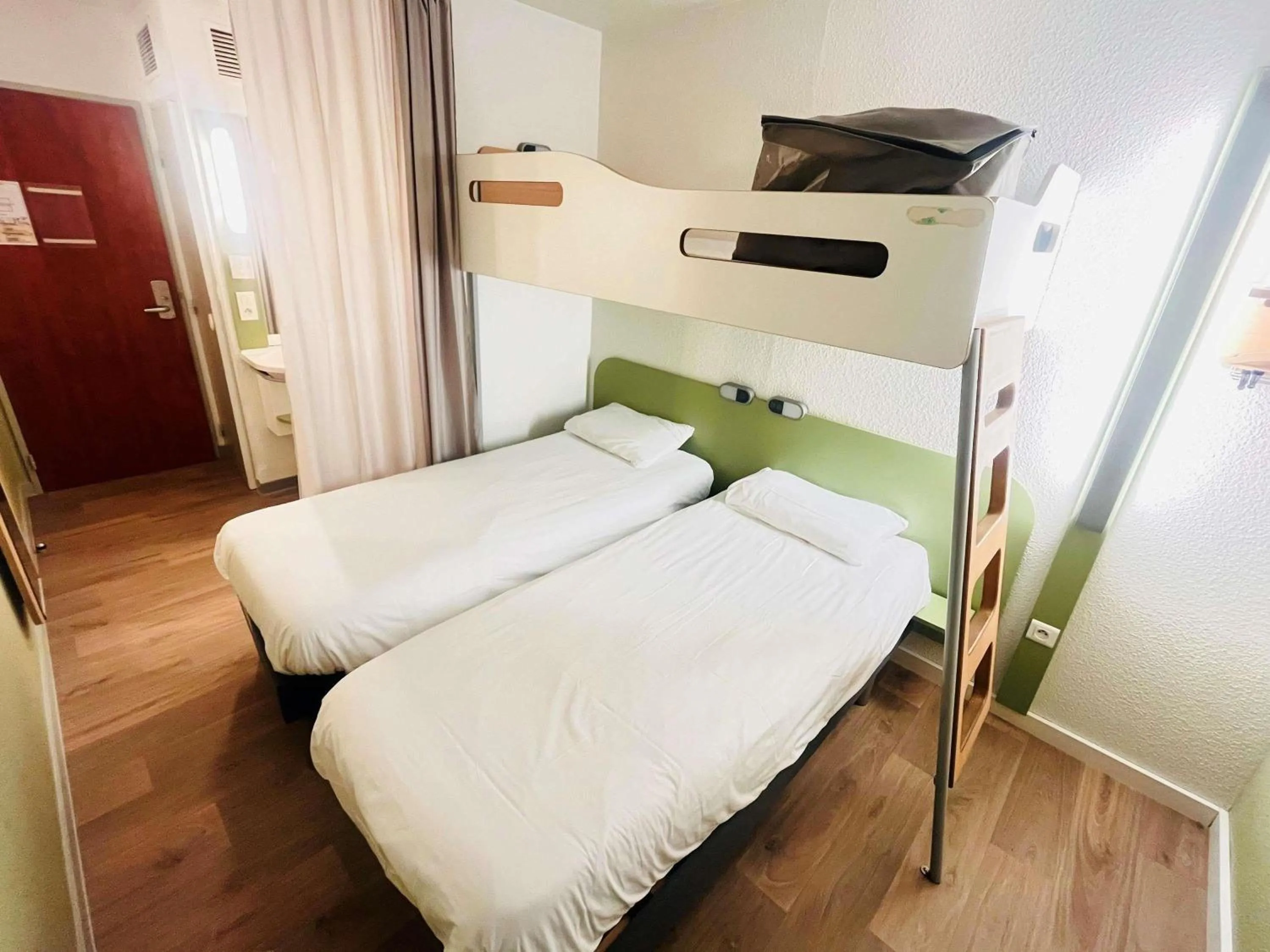 Bedroom, Bed in ibis budget Rennes Route de Saint Malo