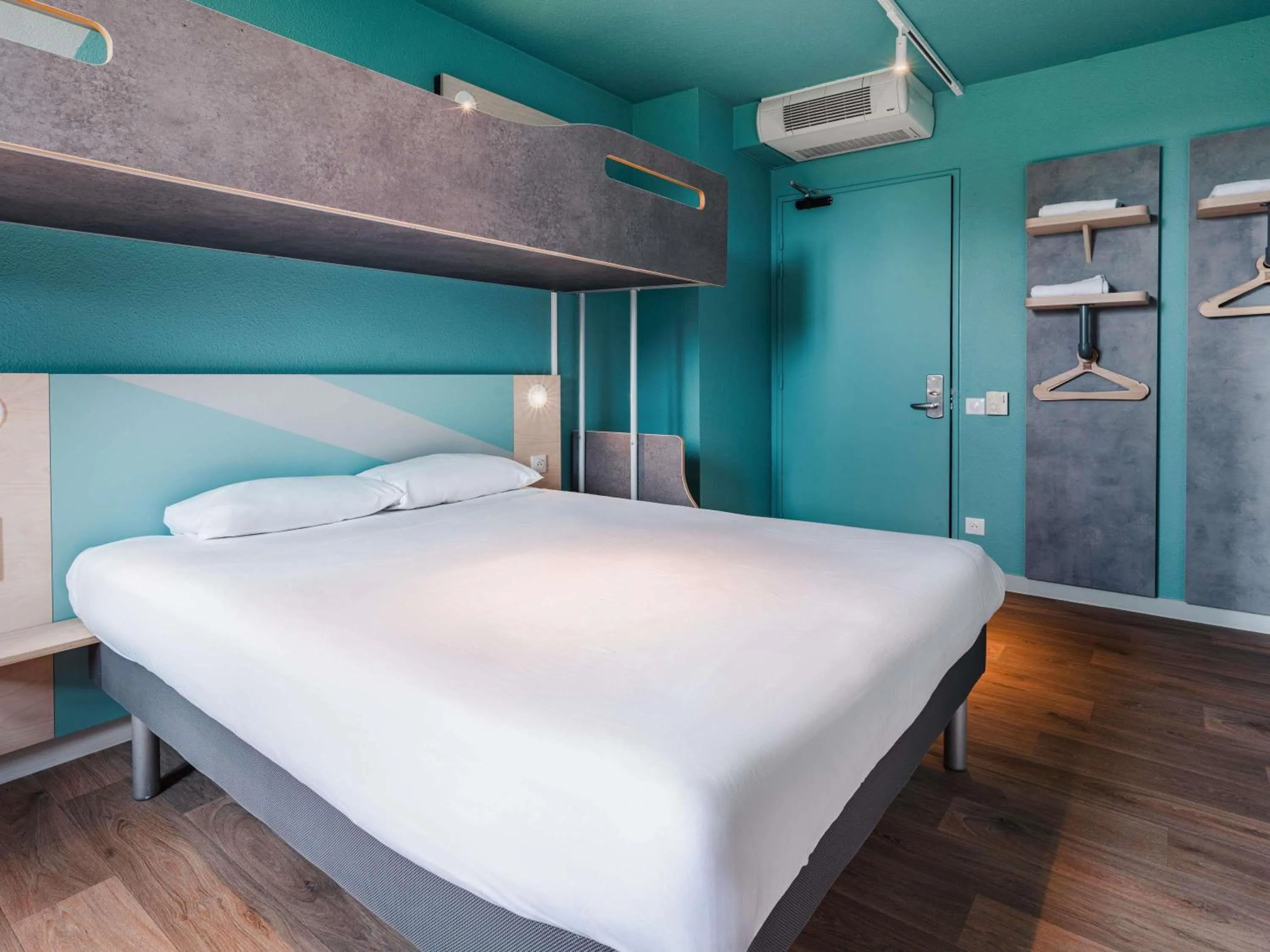 Bedroom, Bed in ibis budget Rennes Route de Saint Malo