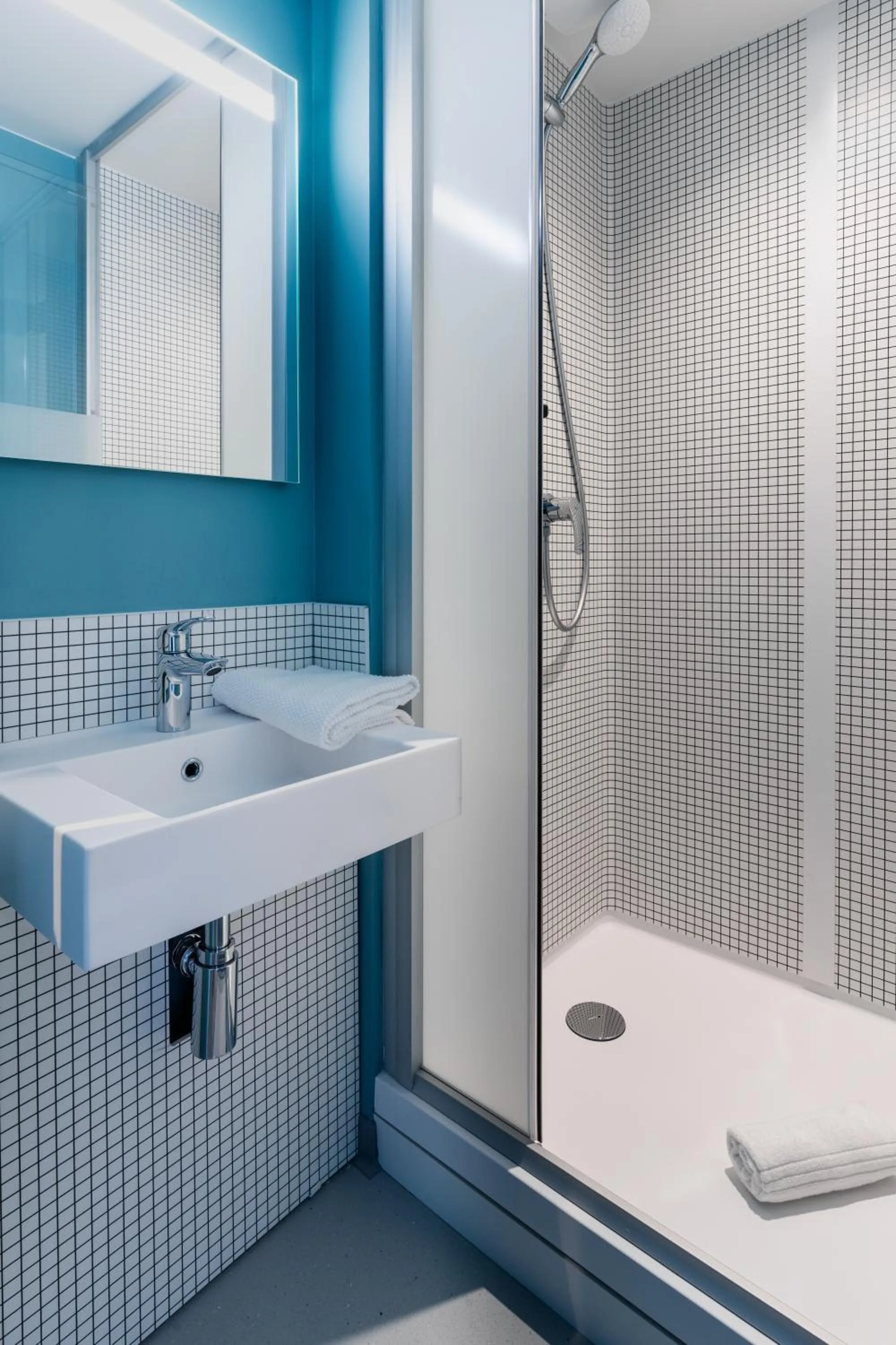 Bathroom in ibis budget Rennes Route de Saint Malo