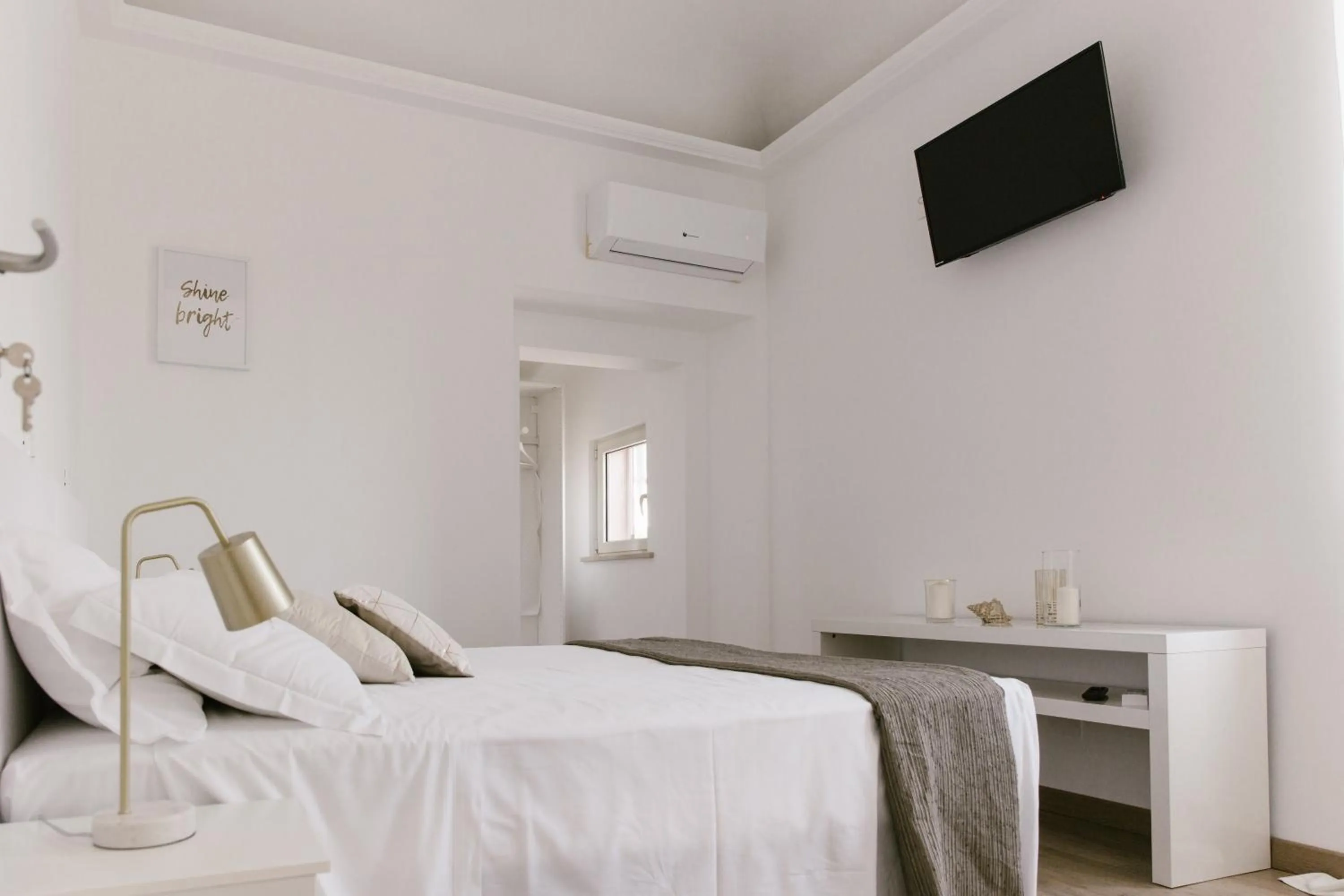 Photo of the whole room, Bed in Stazione a mare