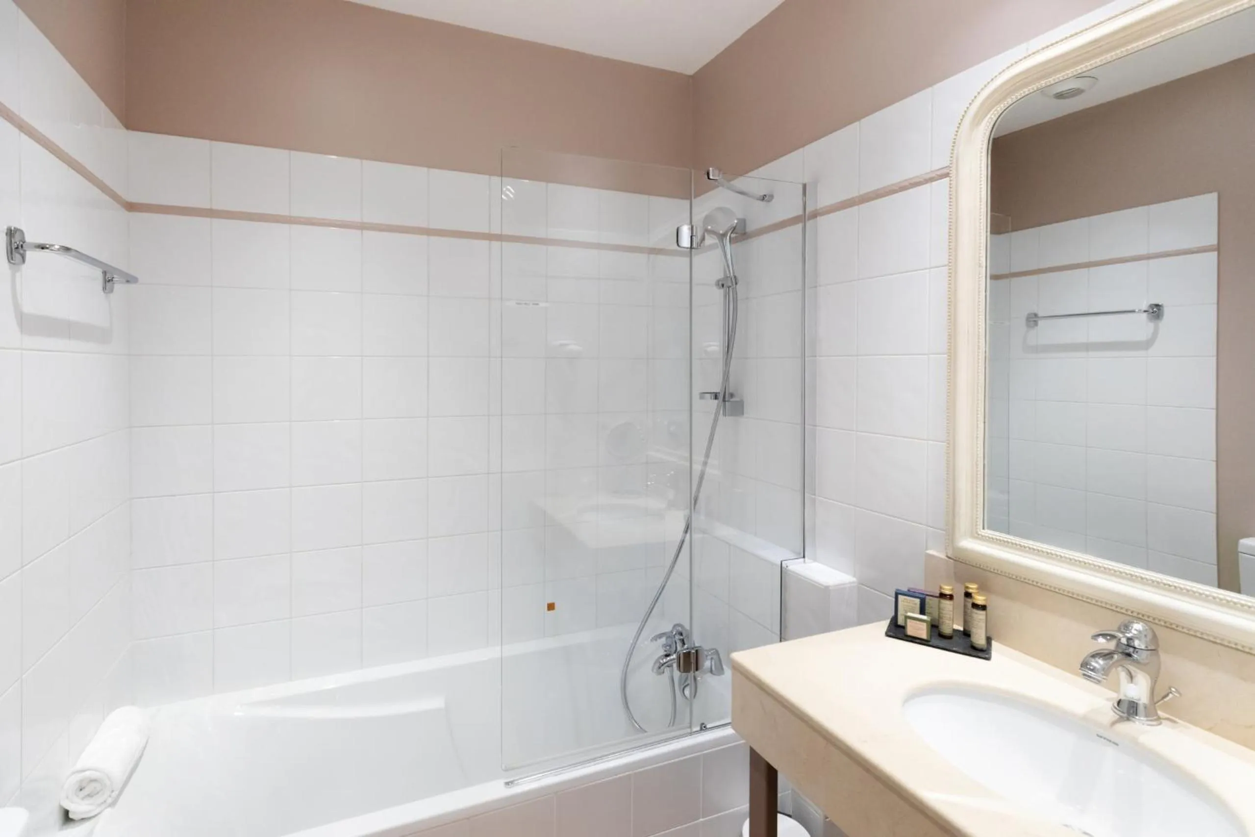 Bathroom in Hôtel La Bastide Saint Martin