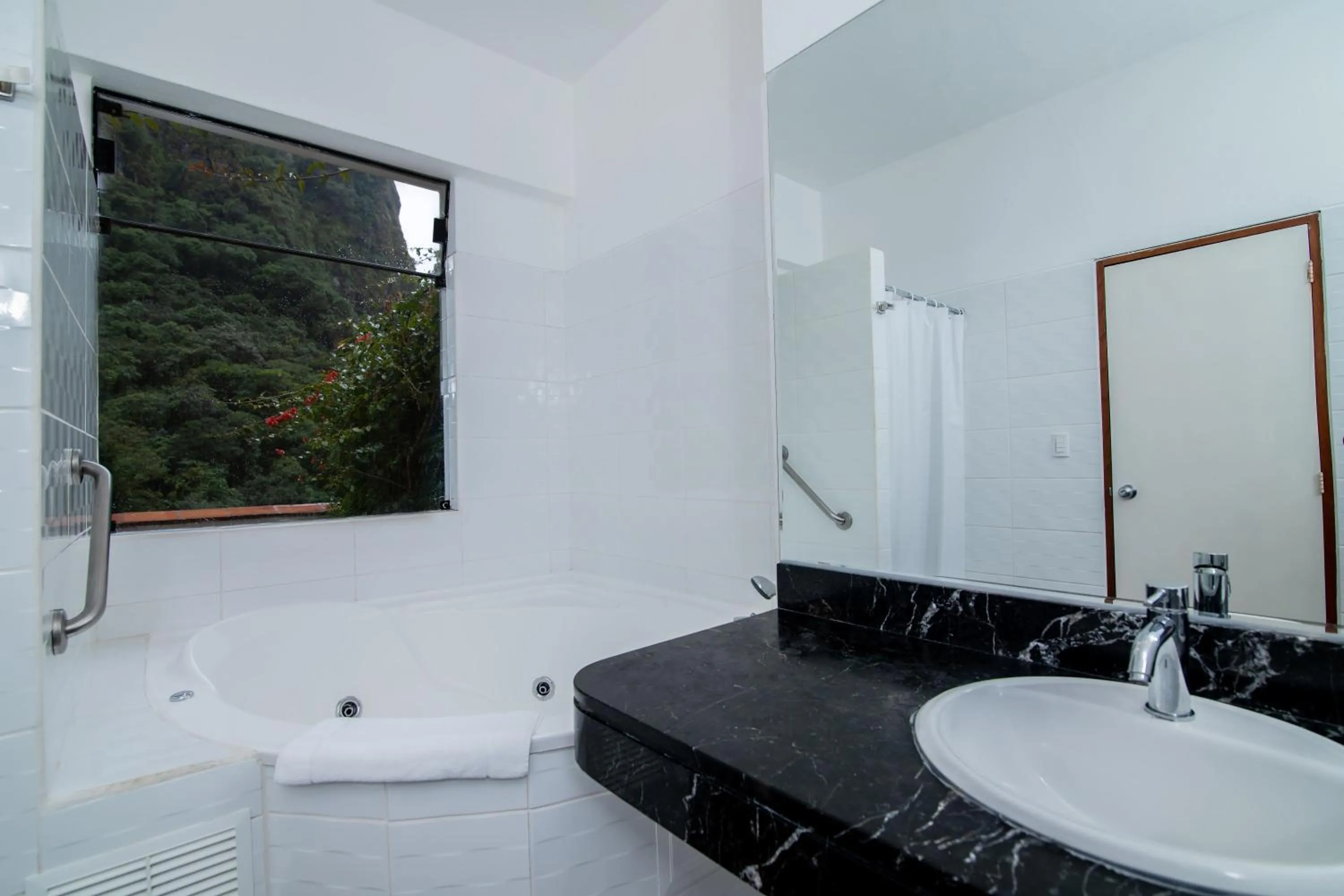 Bathroom in Tierra Viva Machu Picchu Hotel