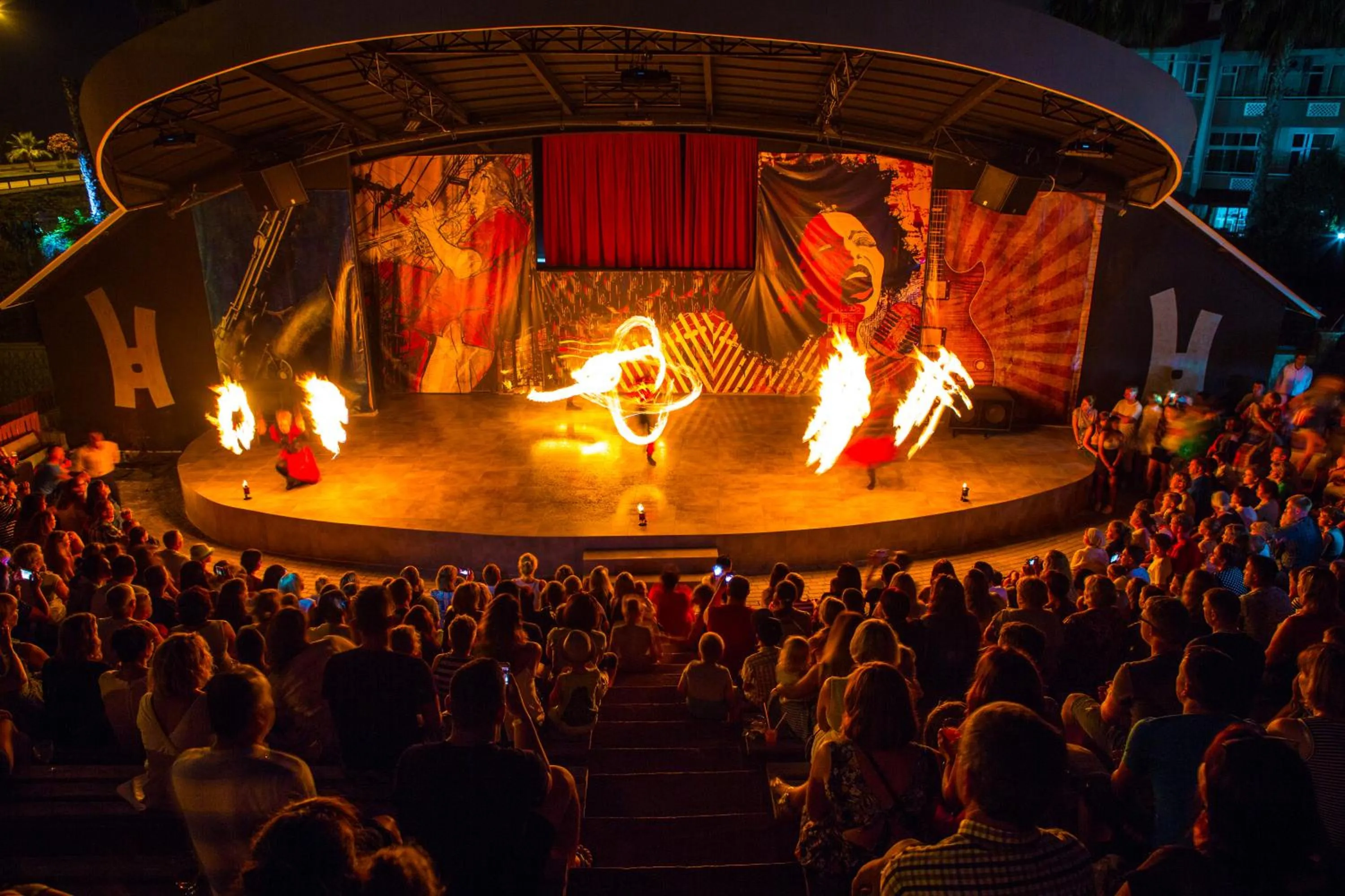 Evening entertainment in Kahya Resort Aqua & Spa