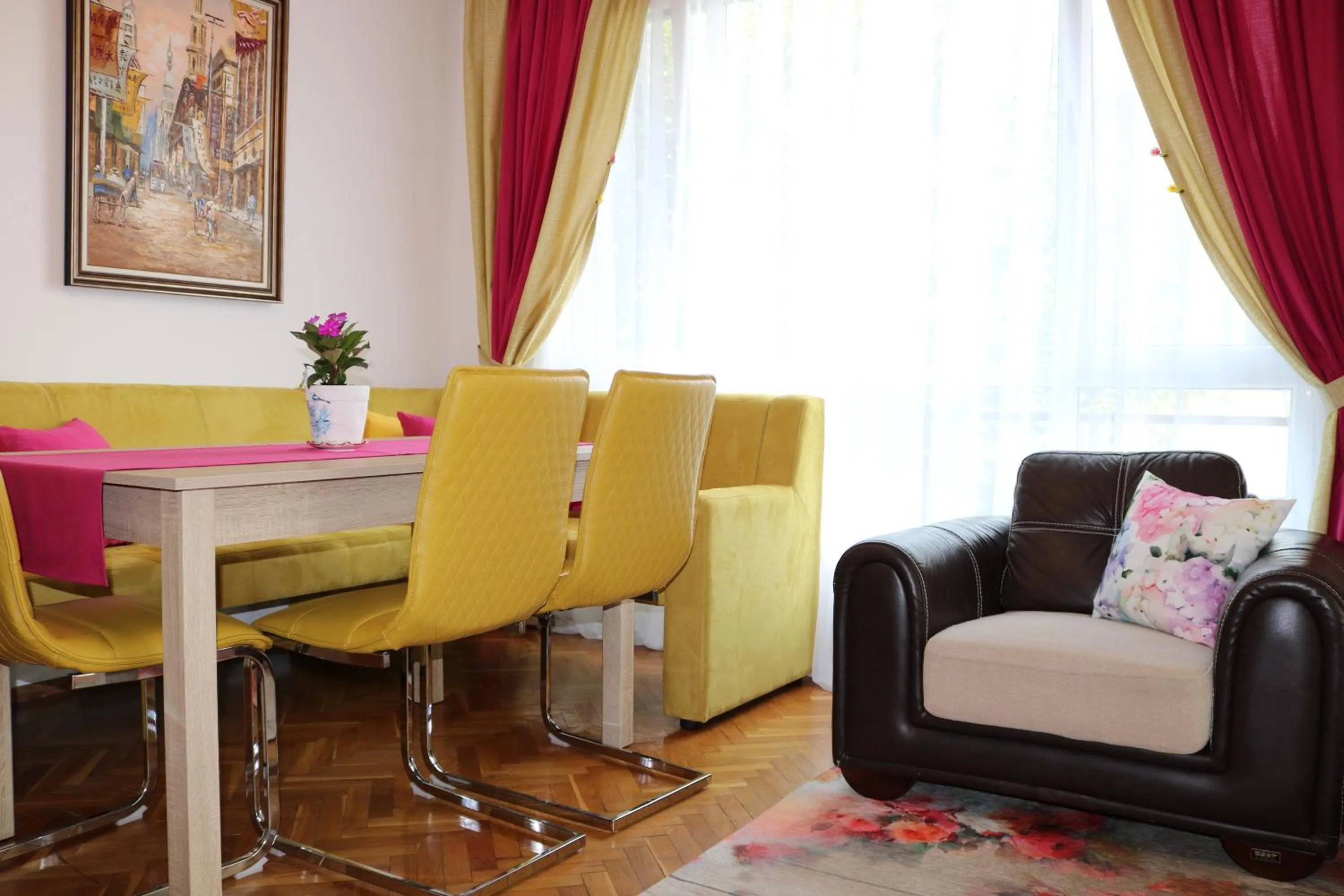 Living room in Sea Port CELEBRITY Apartment - Lets4Holiday