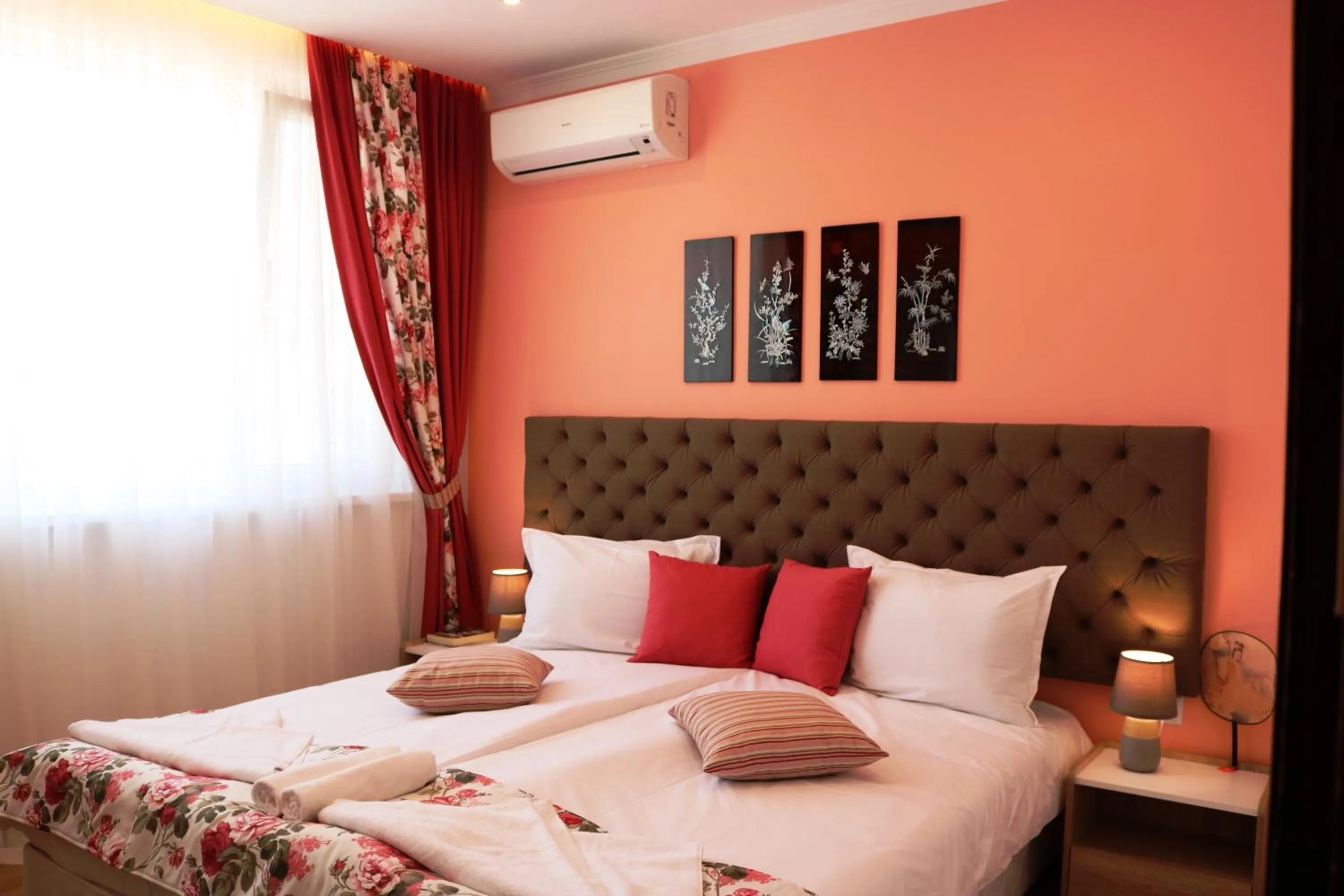 Bedroom, Bed in Sea Port CELEBRITY Apartment - Lets4Holiday
