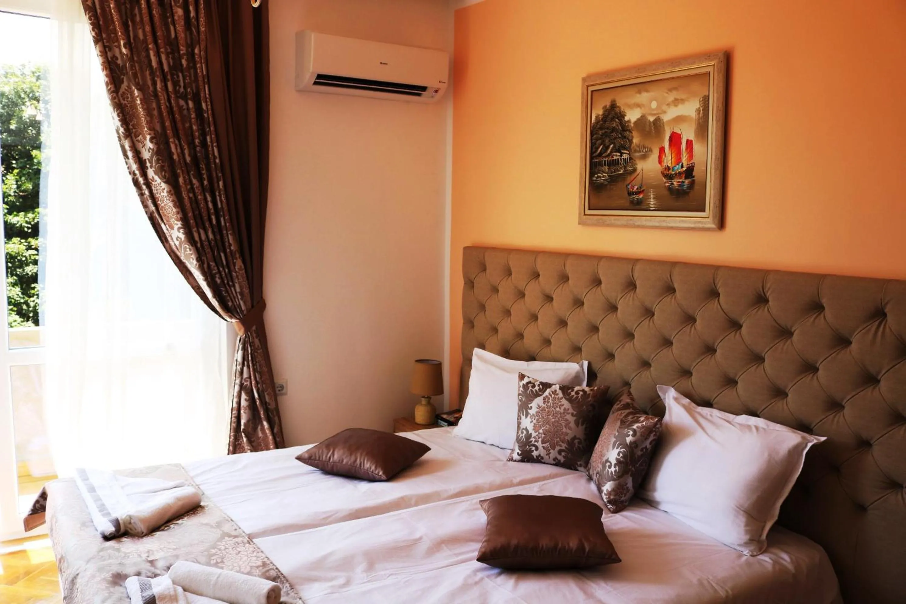 Bedroom, Bed in Sea Port CELEBRITY Apartment - Lets4Holiday