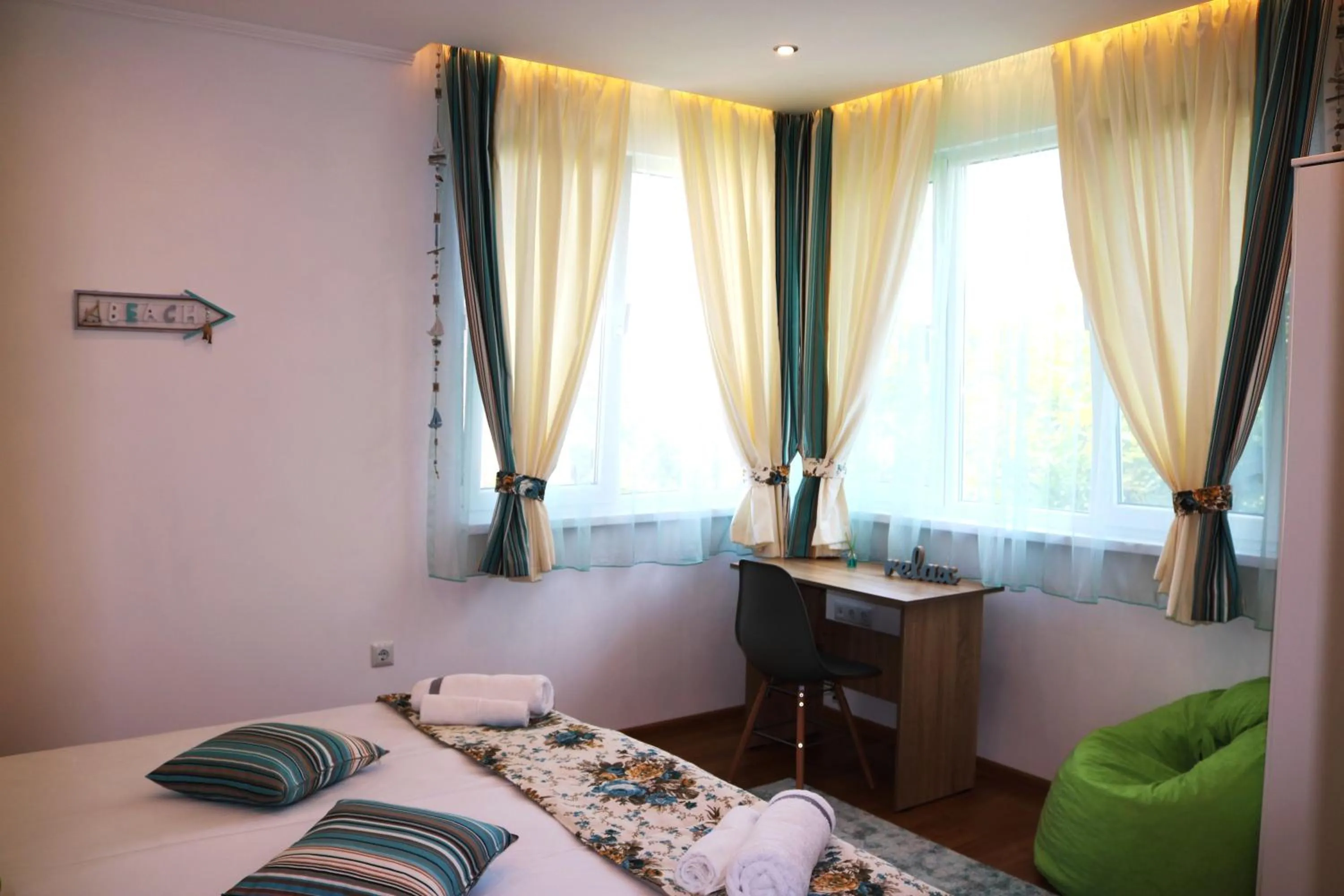 Bedroom, Bed in Sea Port CELEBRITY Apartment - Lets4Holiday