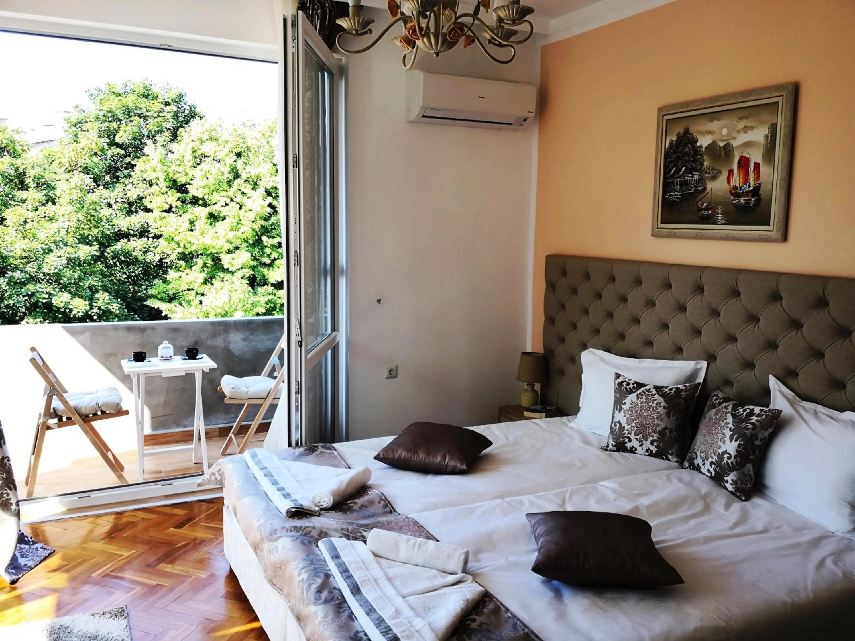 Balcony/Terrace, Bed in Sea Port CELEBRITY Apartment - Lets4Holiday