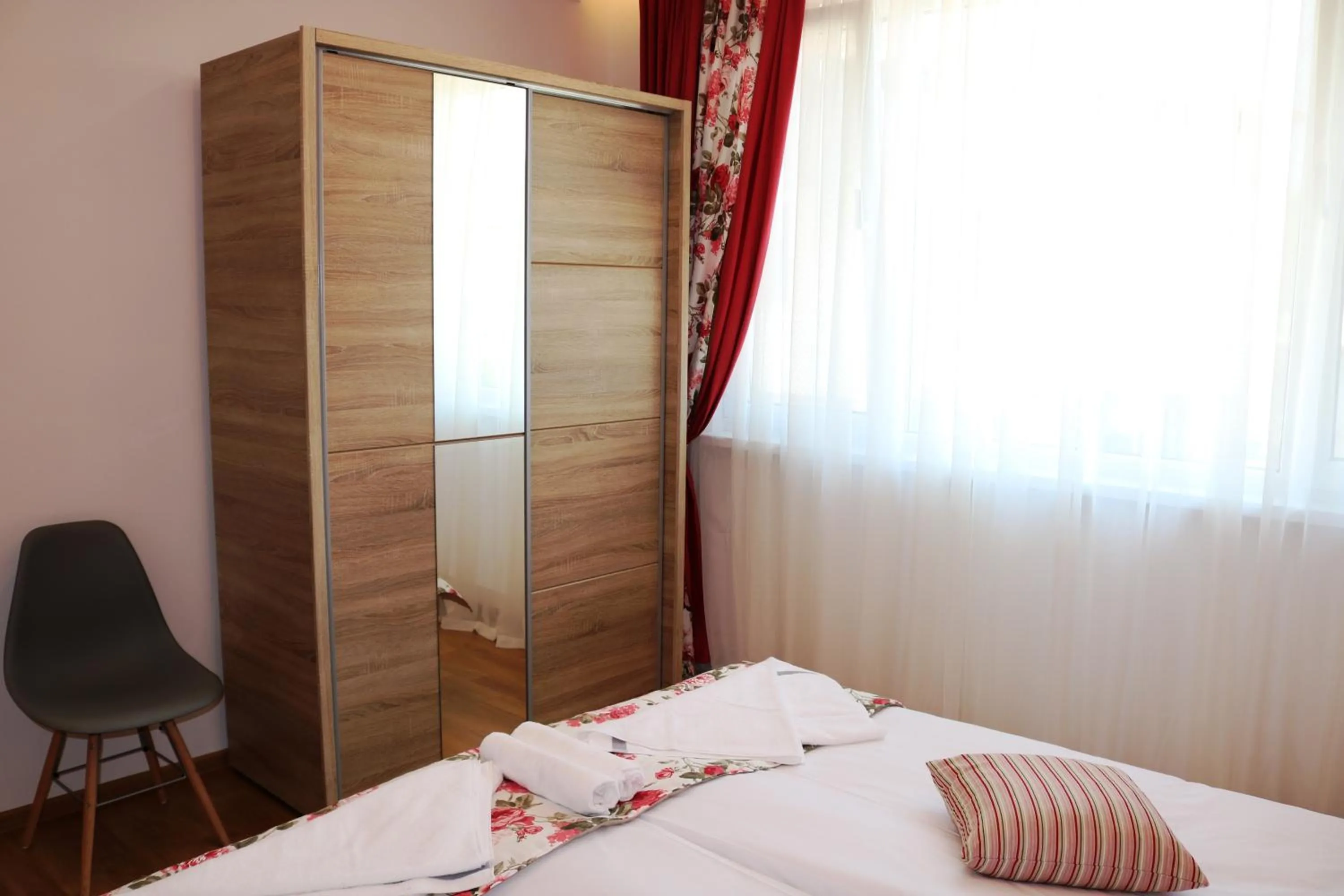Bedroom, Bed in Sea Port CELEBRITY Apartment - Lets4Holiday