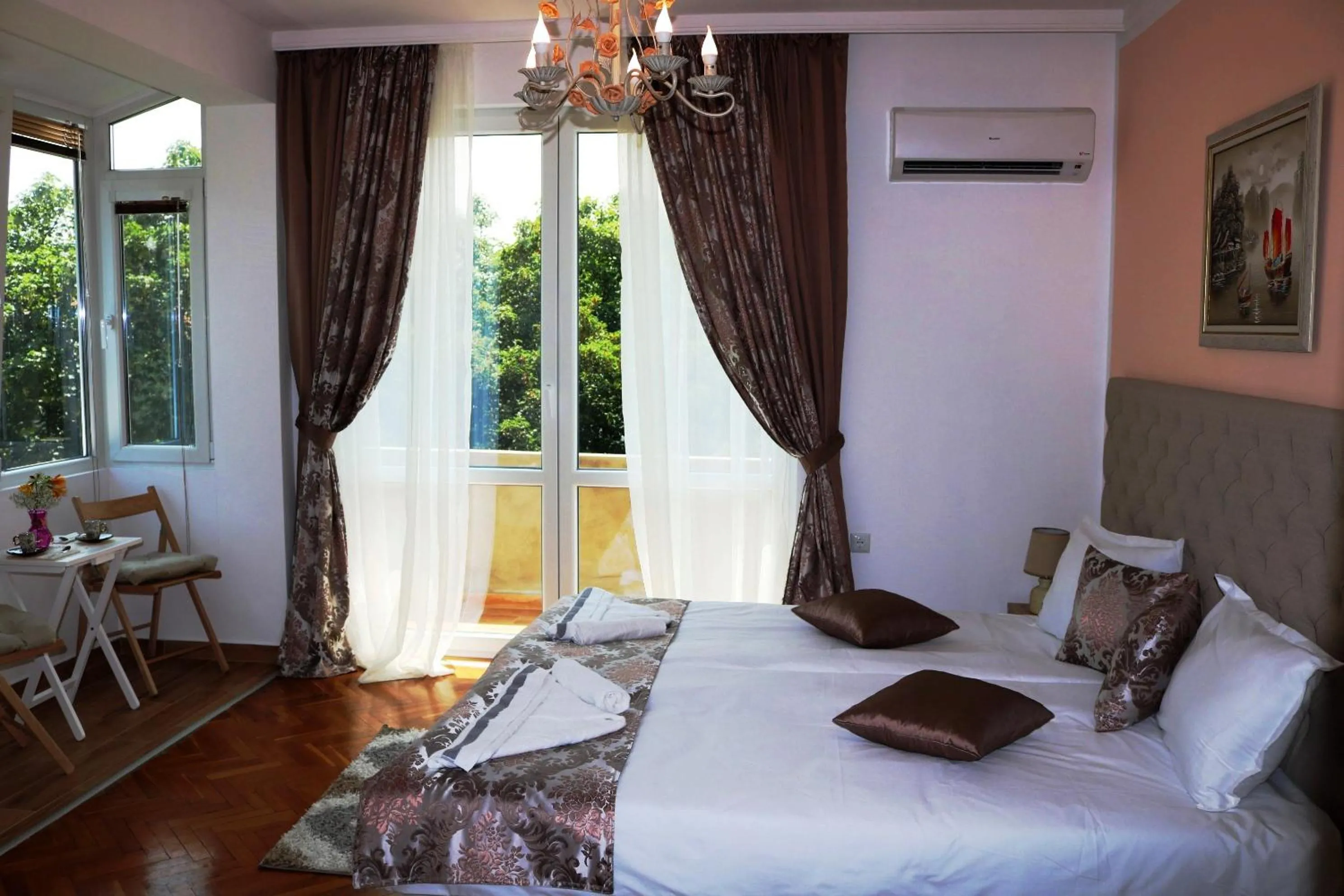 Bedroom, Bed in Sea Port CELEBRITY Apartment - Lets4Holiday