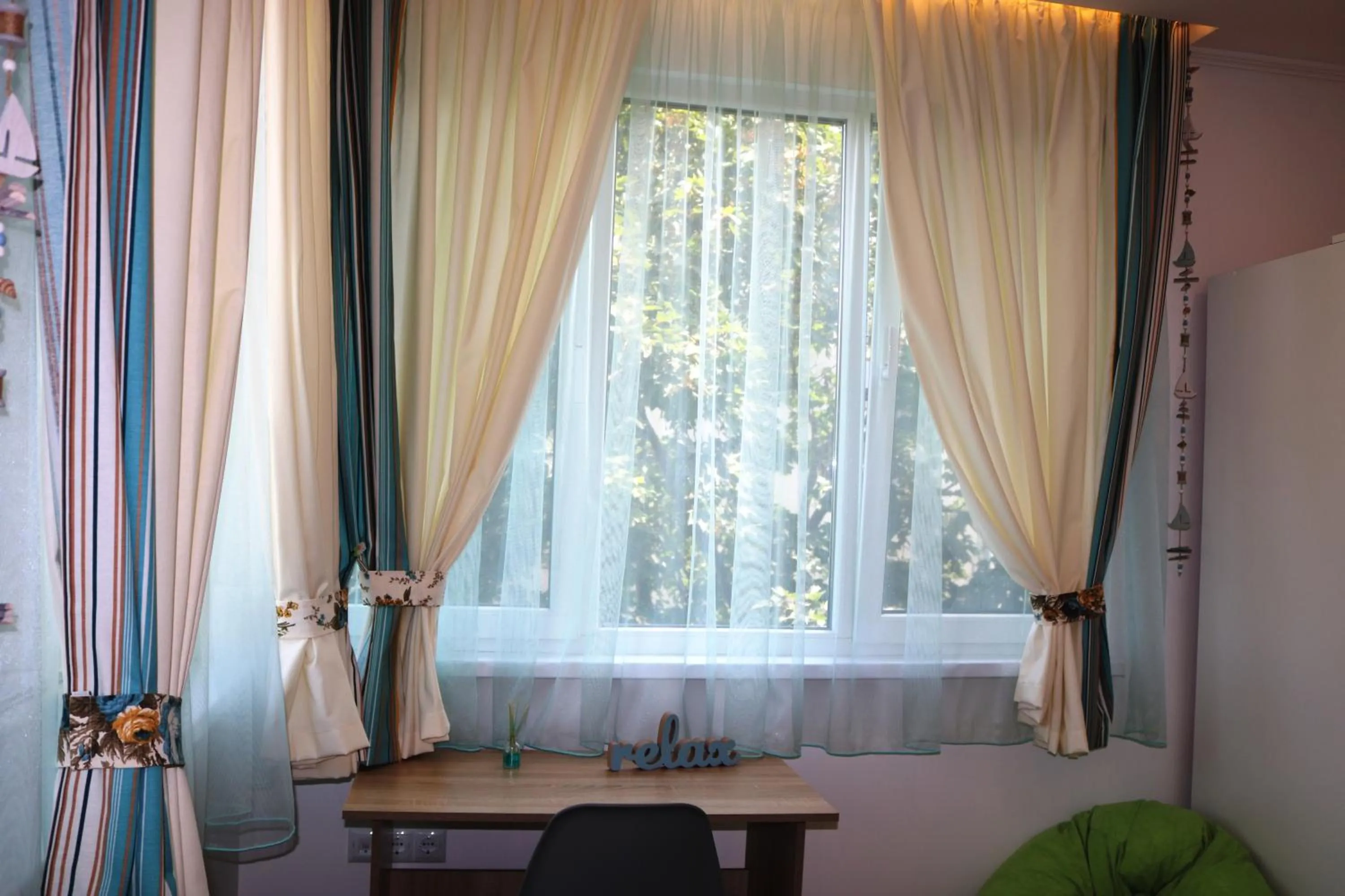 Bedroom, Bed in Sea Port CELEBRITY Apartment - Lets4Holiday