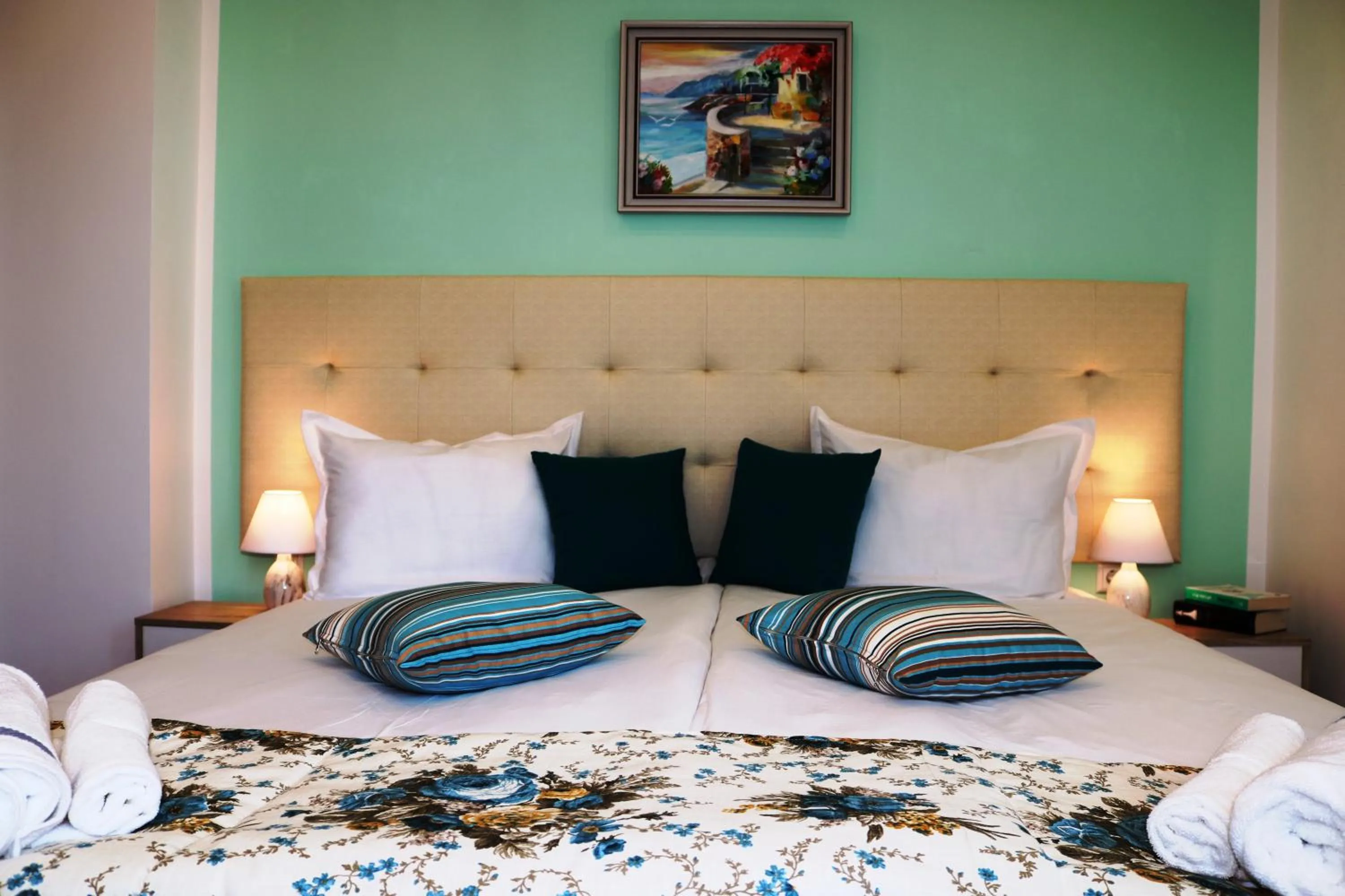 Bedroom, Bed in Sea Port CELEBRITY Apartment - Lets4Holiday