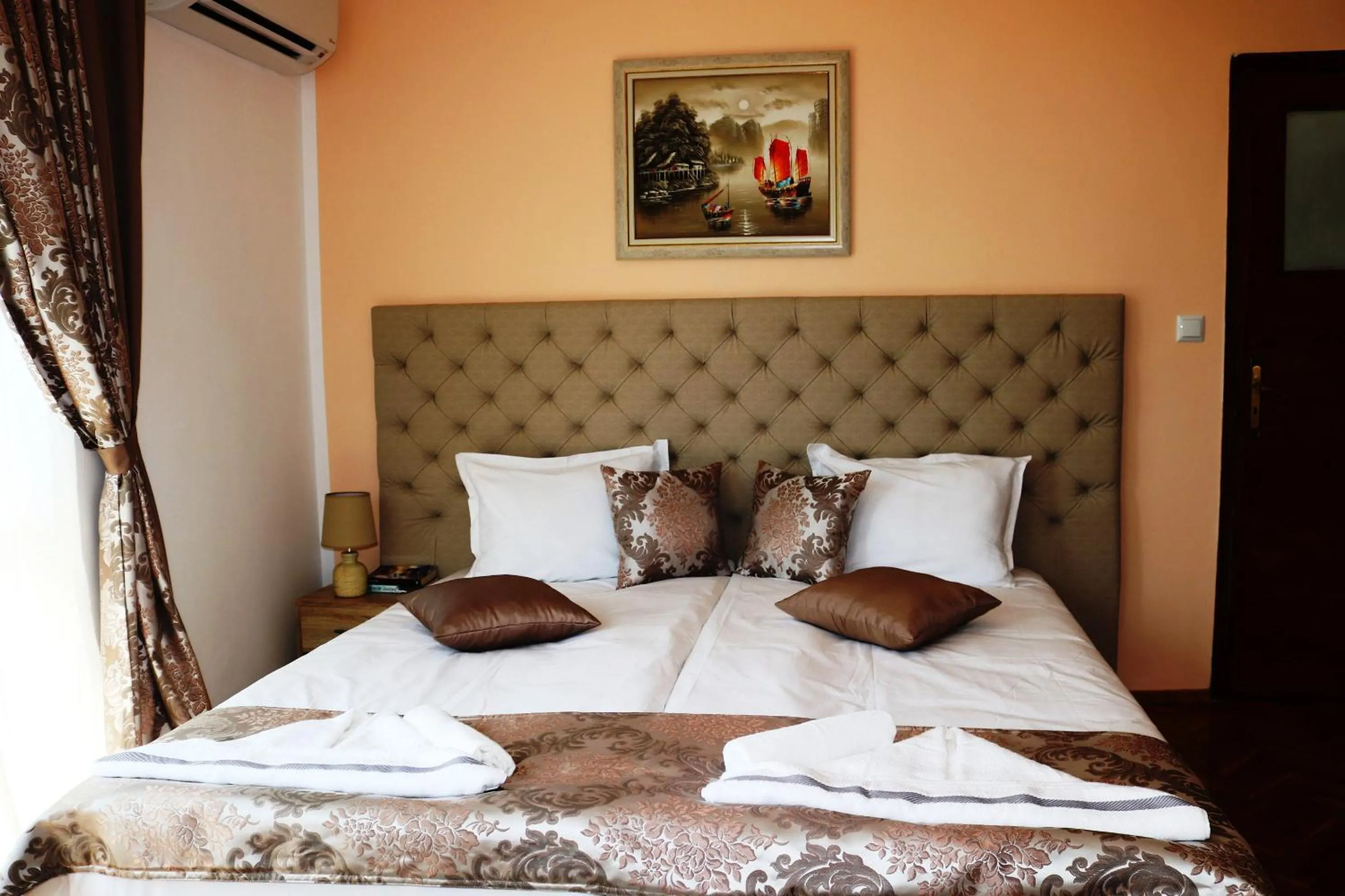 Balcony/Terrace, Bed in Sea Port CELEBRITY Apartment - Lets4Holiday