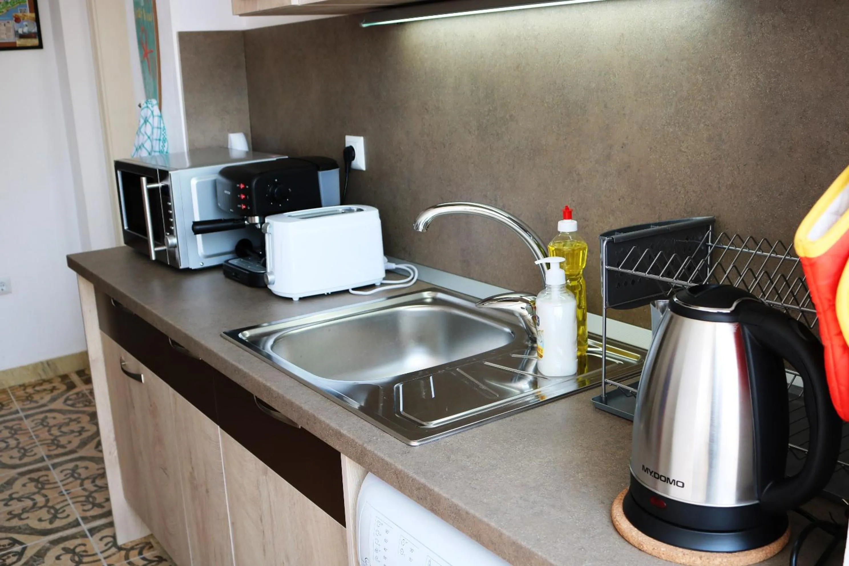 Kitchen or kitchenette in Sea Port CELEBRITY Apartment - Lets4Holiday
