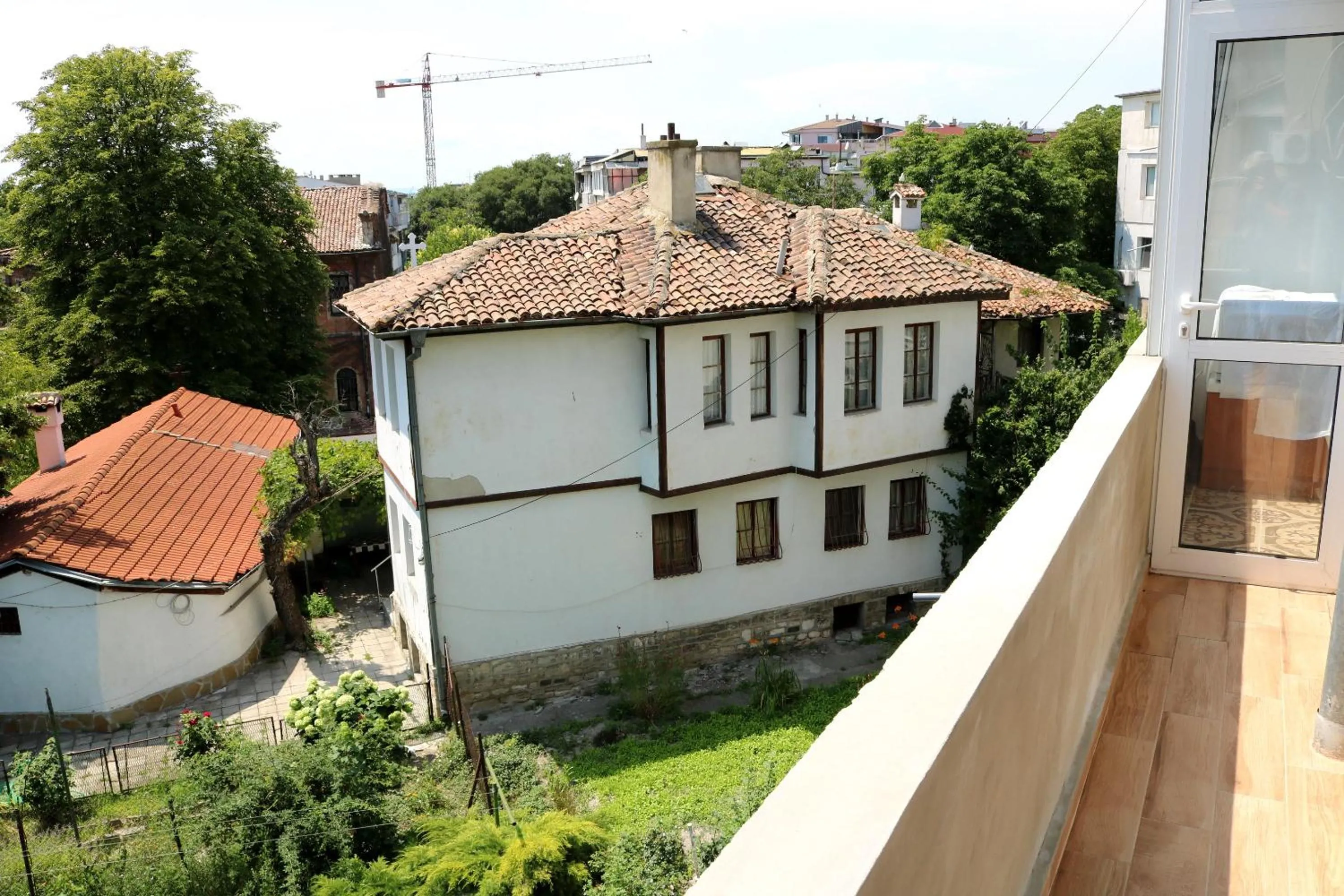 Garden in Sea Port CELEBRITY Apartment - Lets4Holiday