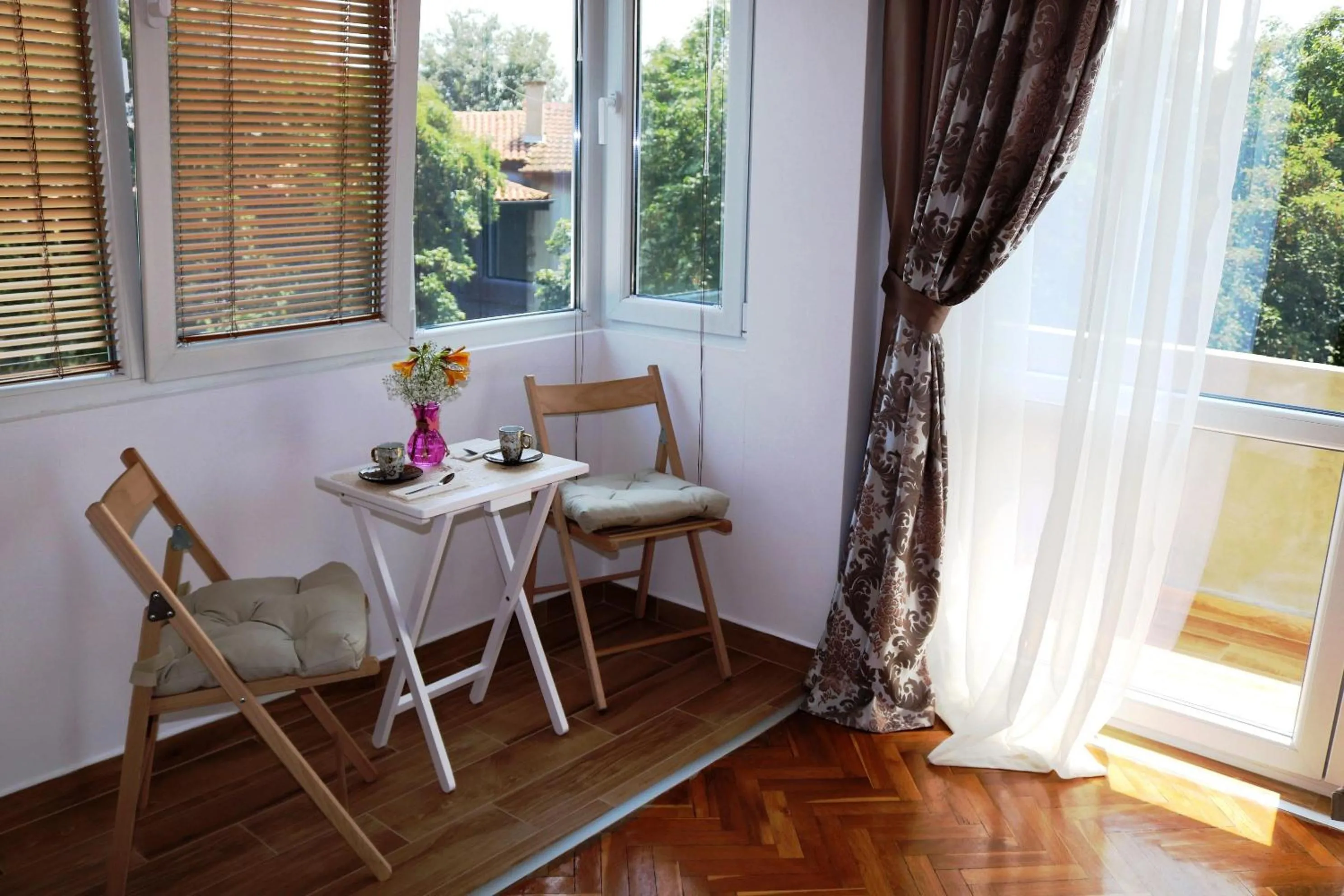 Seating area in Sea Port CELEBRITY Apartment - Lets4Holiday