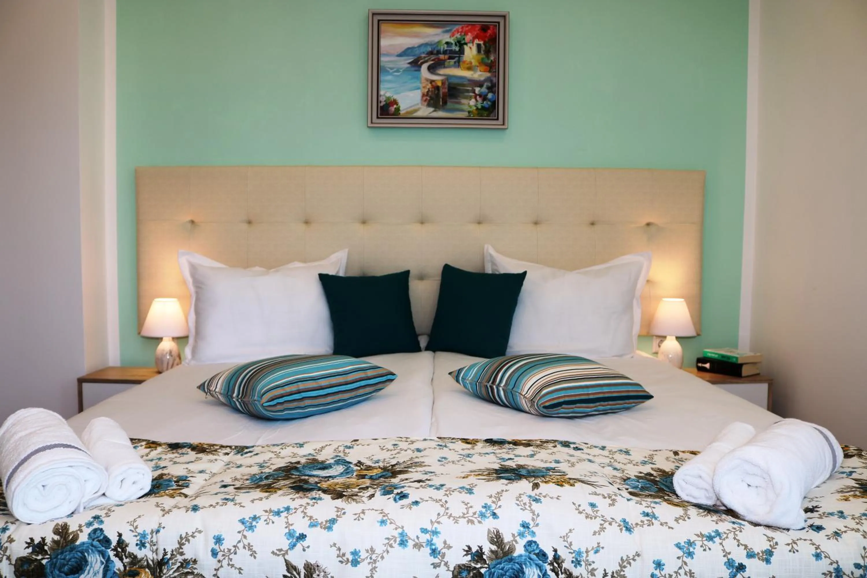 Bedroom, Bed in Sea Port CELEBRITY Apartment - Lets4Holiday