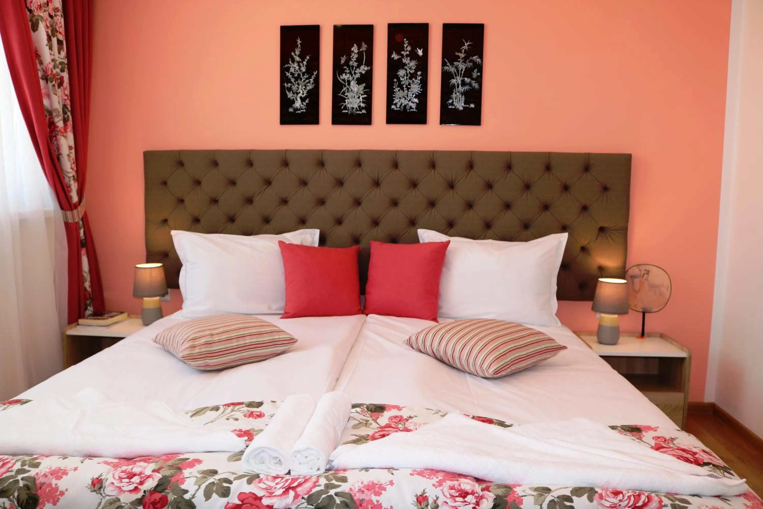 Bedroom, Bed in Sea Port CELEBRITY Apartment - Lets4Holiday