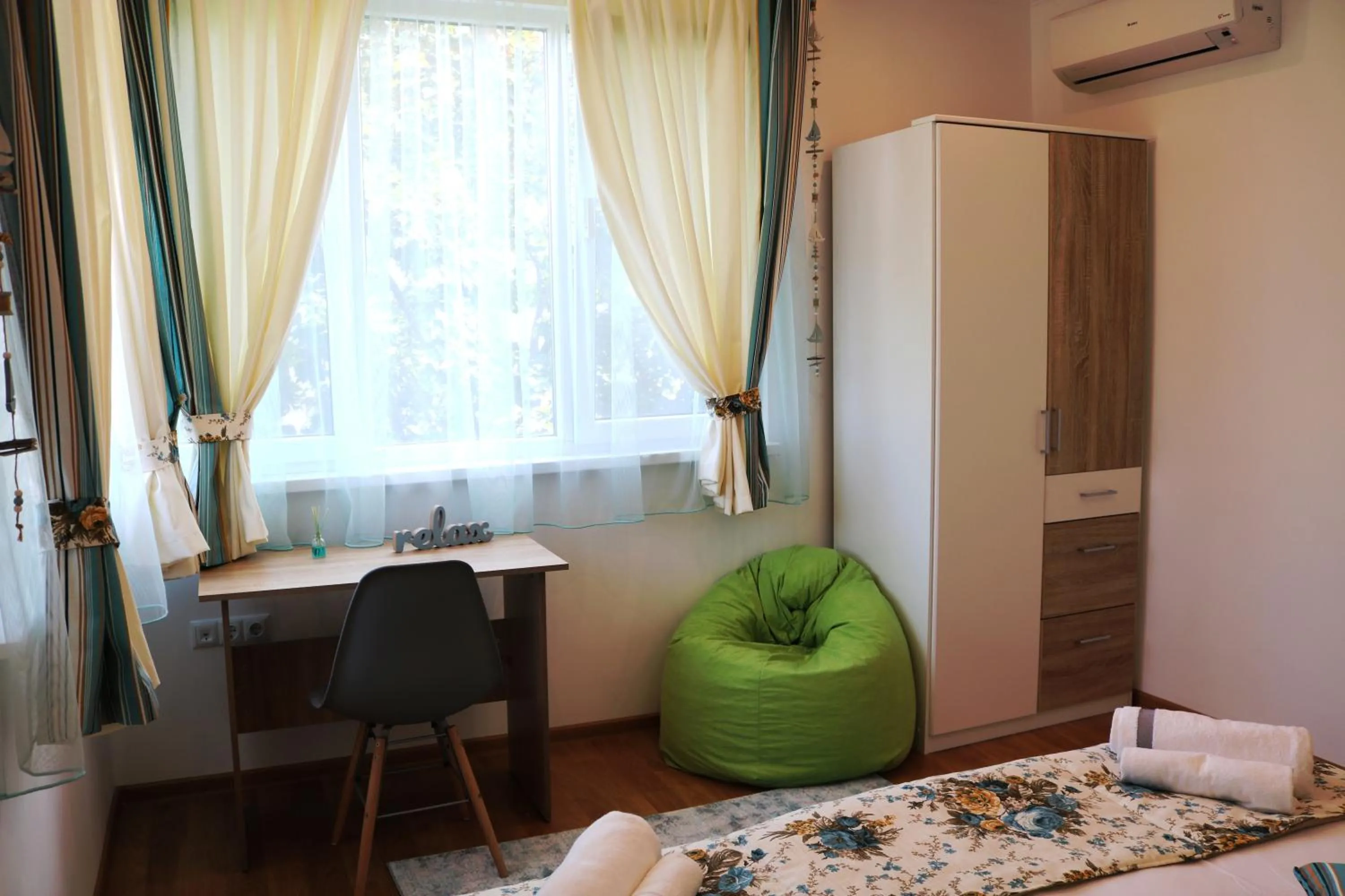 Bedroom, Bed in Sea Port CELEBRITY Apartment - Lets4Holiday