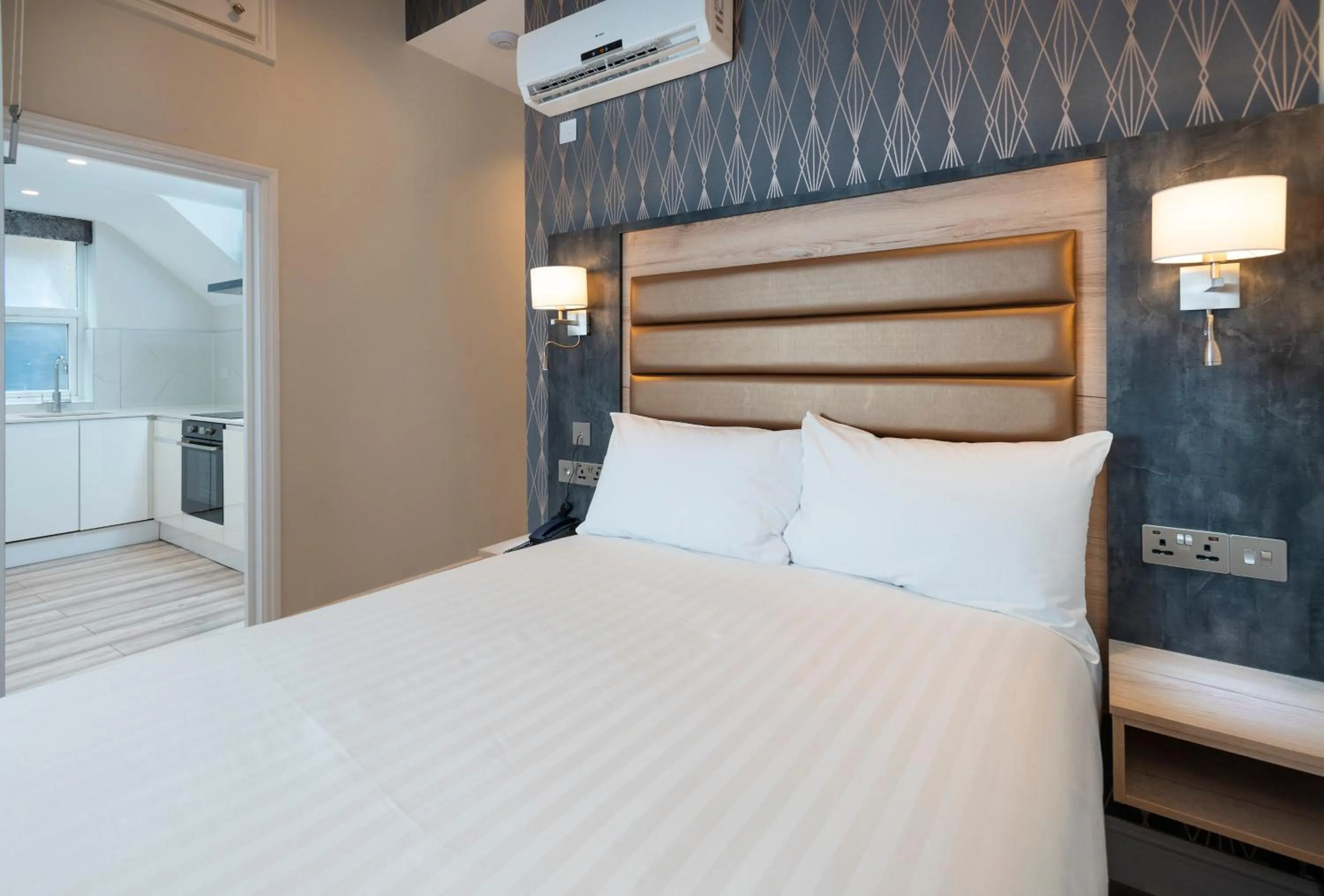 Kitchen or kitchenette, Bed in Best Western Chiswick Palace & Suites London