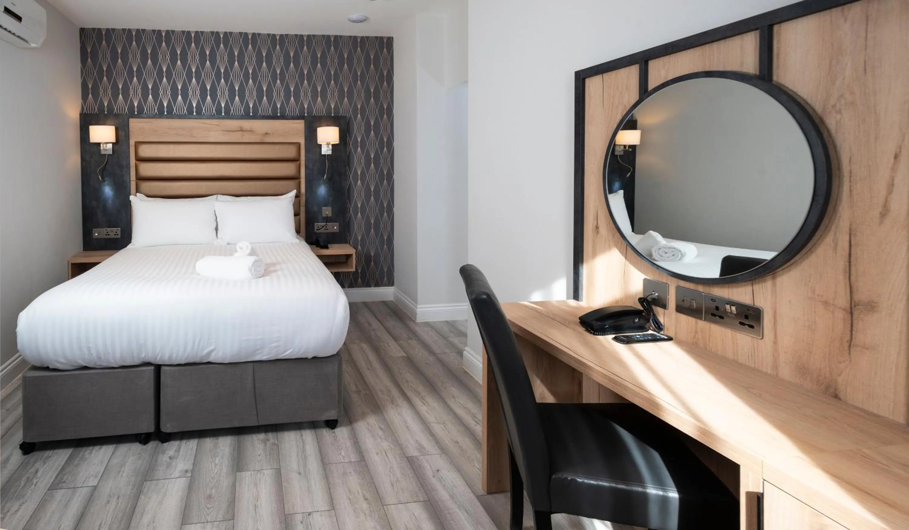 Photo of the whole room, Bed in Best Western Chiswick Palace & Suites London