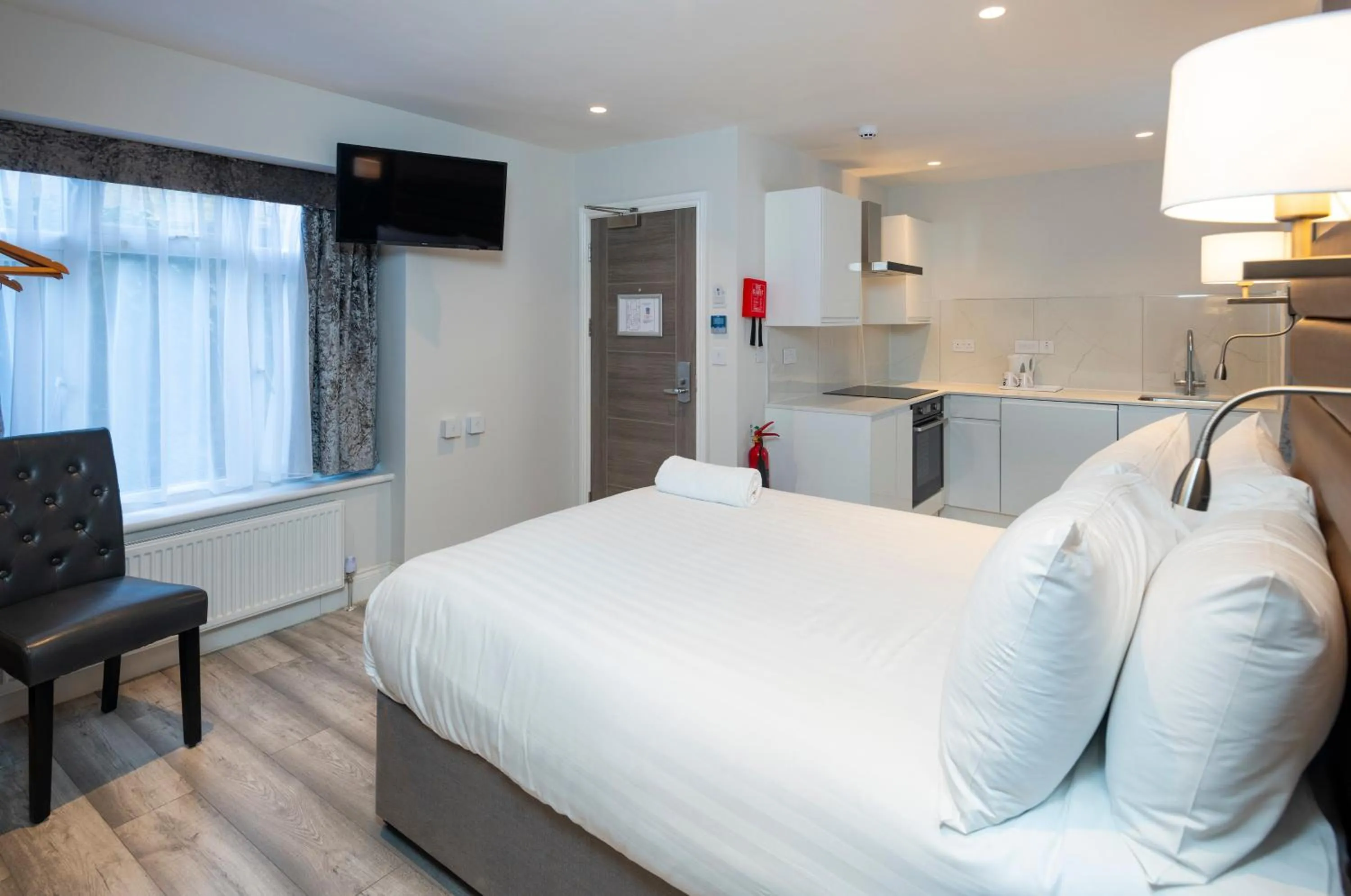 Kitchen or kitchenette, Bed in Best Western Chiswick Palace & Suites London