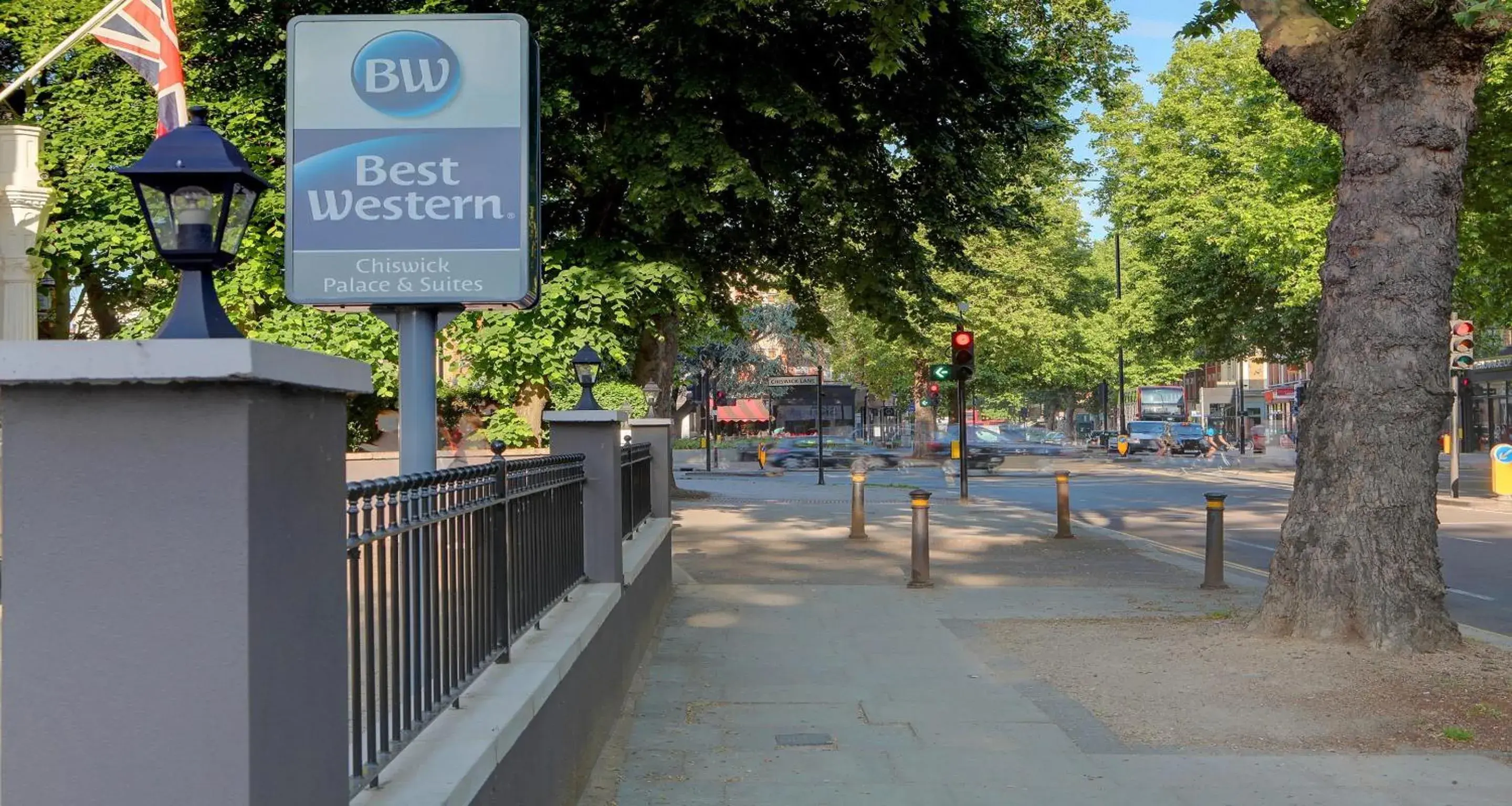 Property building in Best Western Chiswick Palace & Suites London Property building in Best Western Chiswick Palace & Suites London