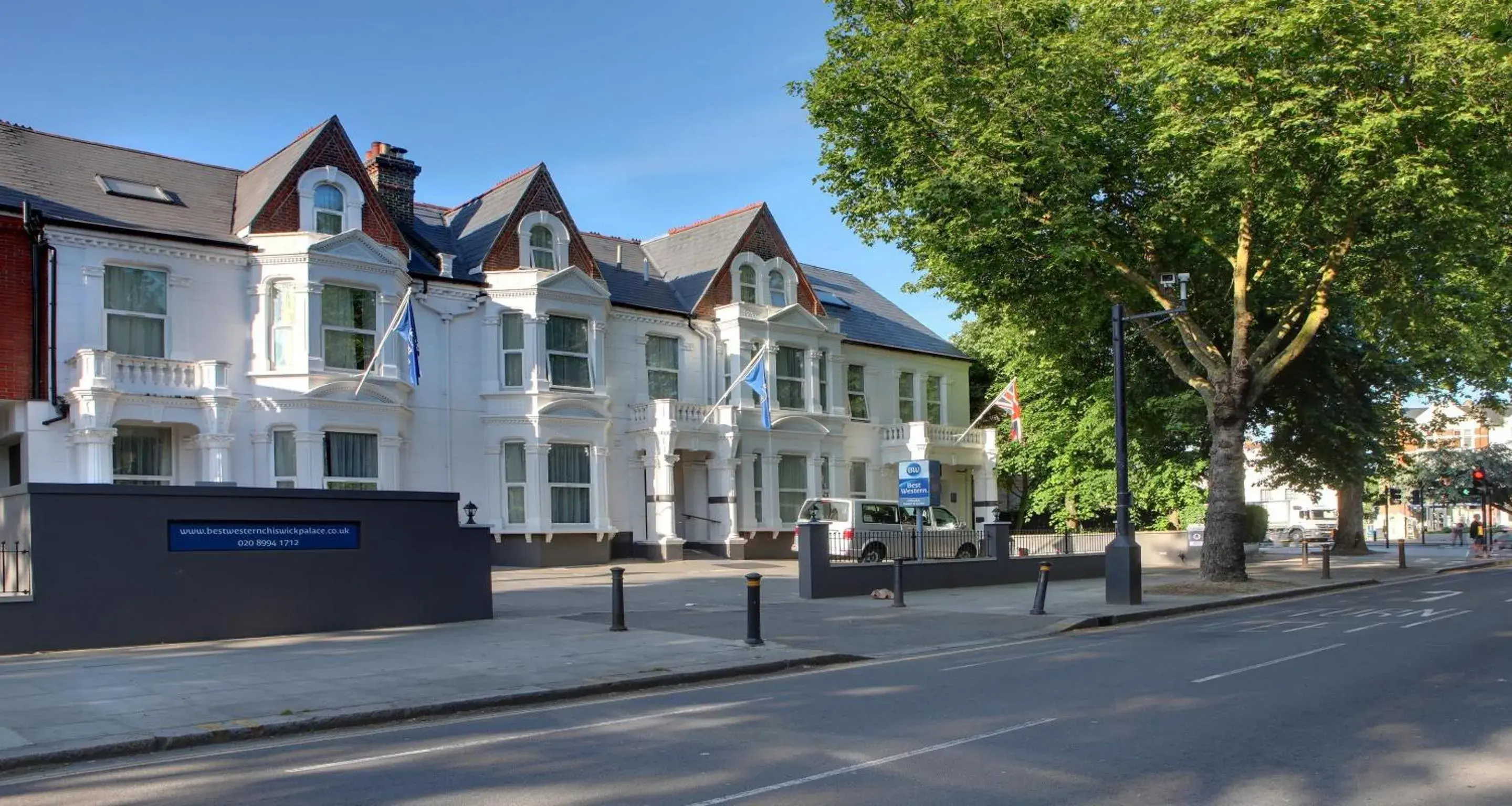 Property building in Best Western Chiswick Palace & Suites London Property building in Best Western Chiswick Palace & Suites London