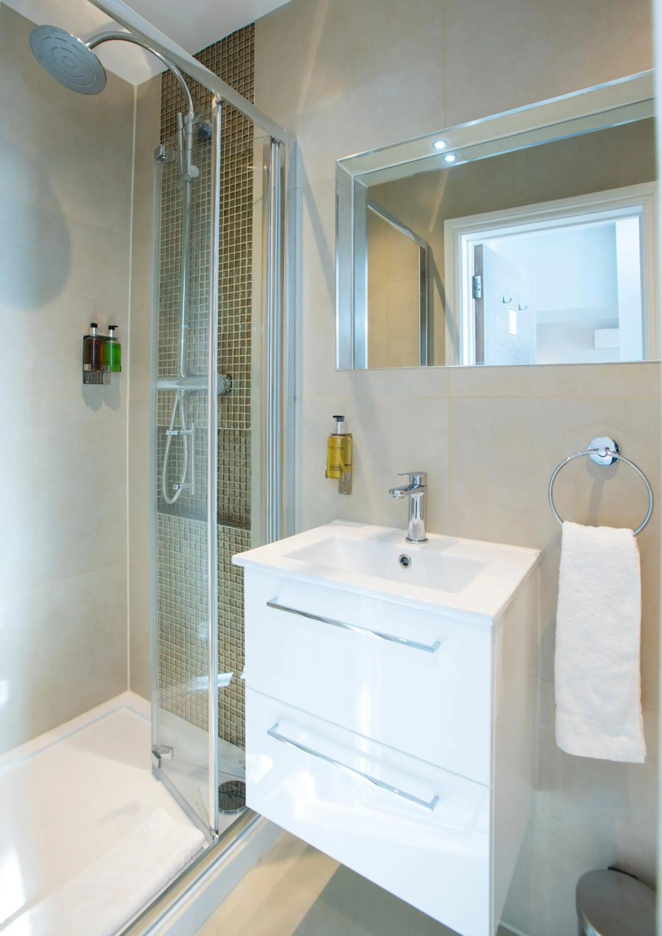 Shower in Best Western Chiswick Palace & Suites London