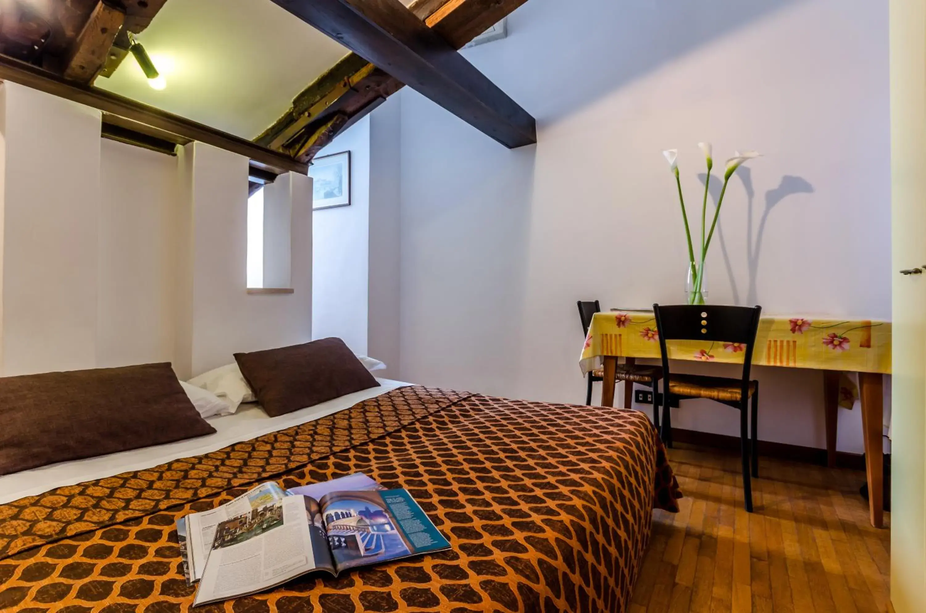 Dining area, Bed in Venice Apartments Dining area, Bed in Venice Apartments