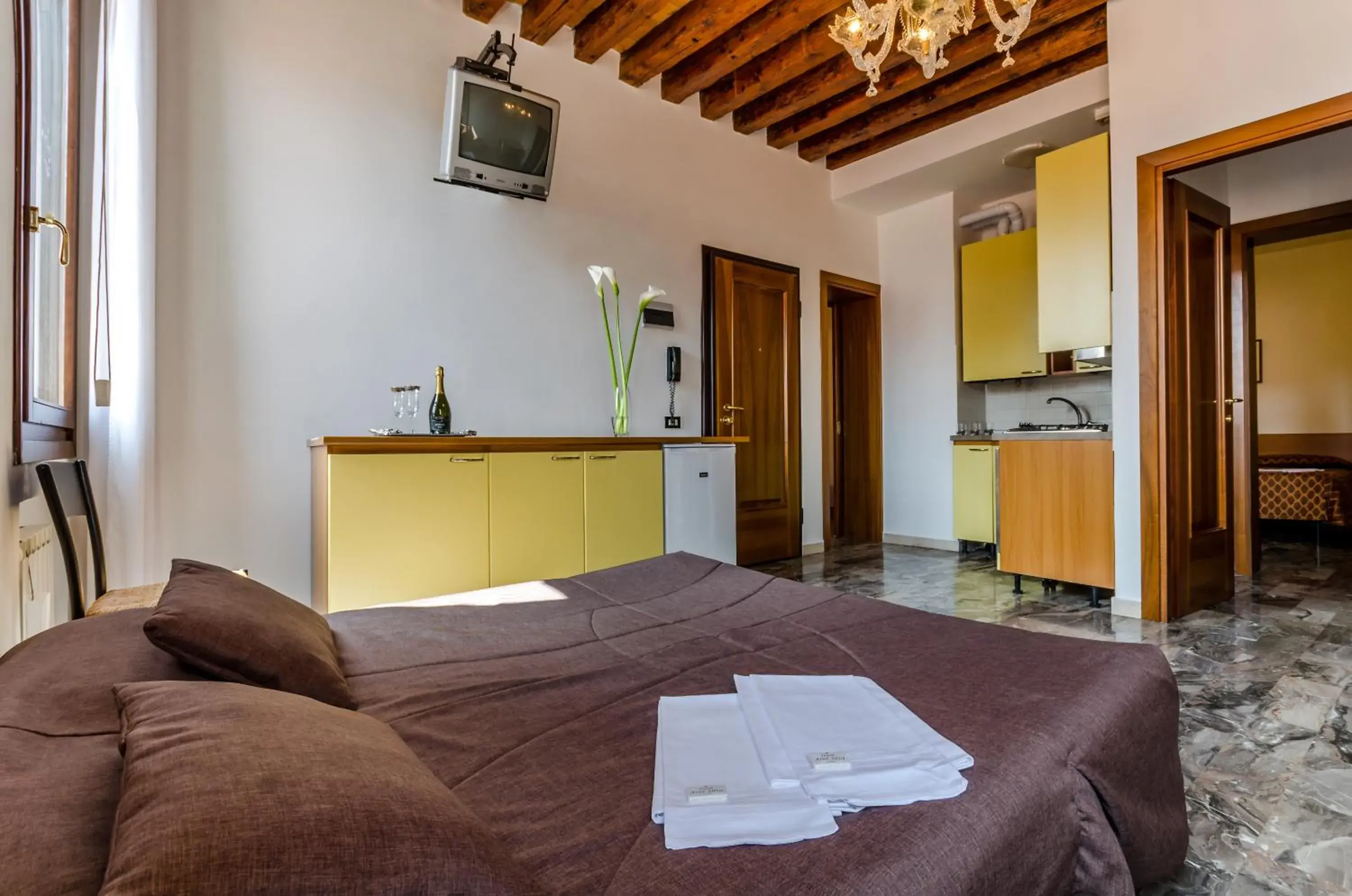 TV and multimedia, Bed in Venice Apartments TV and multimedia, Bed in Venice Apartments