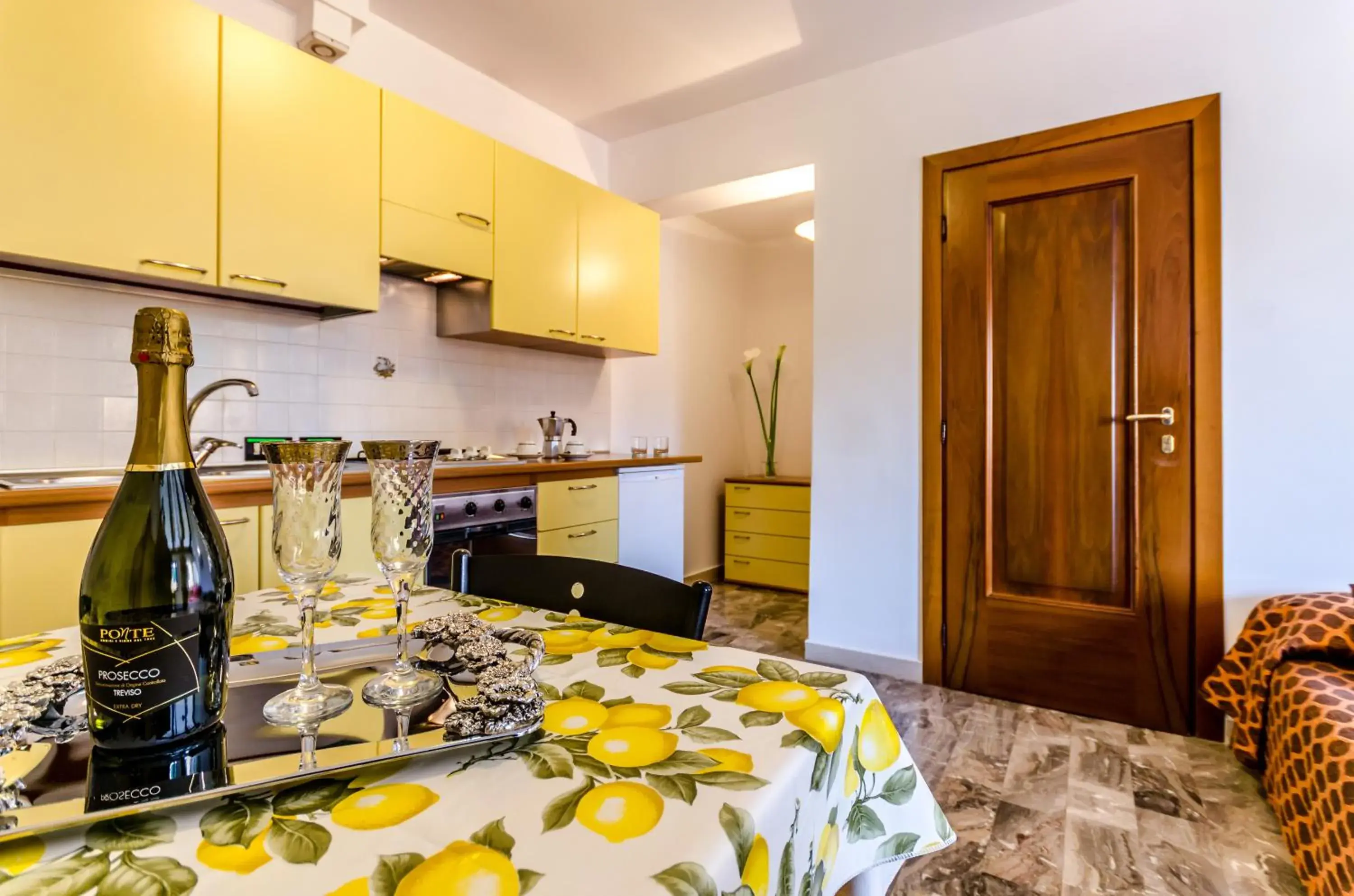 Studio with Shared Bathroom (2 Adults) in Venice Apartments Studio with Shared Bathroom (2 Adults) in Venice Apartments