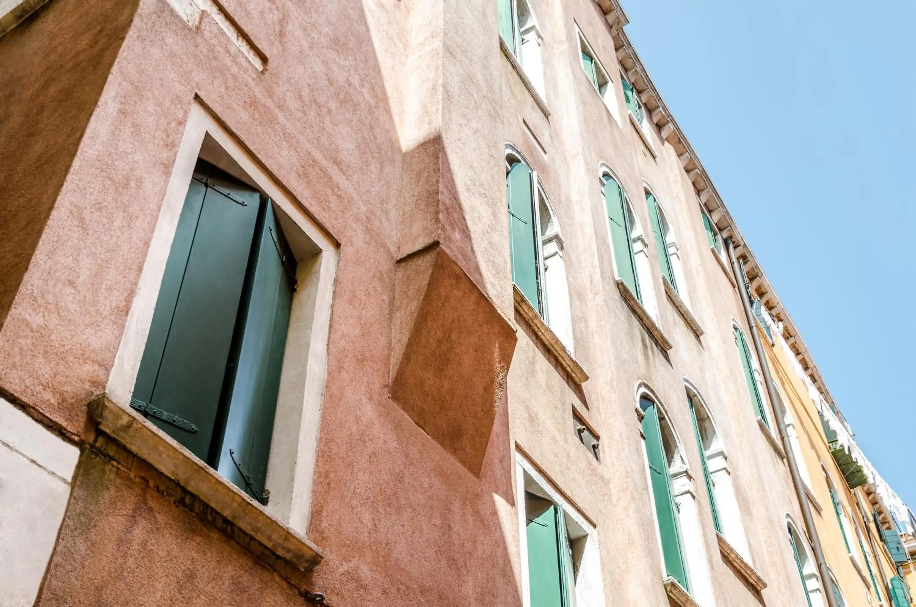 Property building in Venice Apartments Property building in Venice Apartments