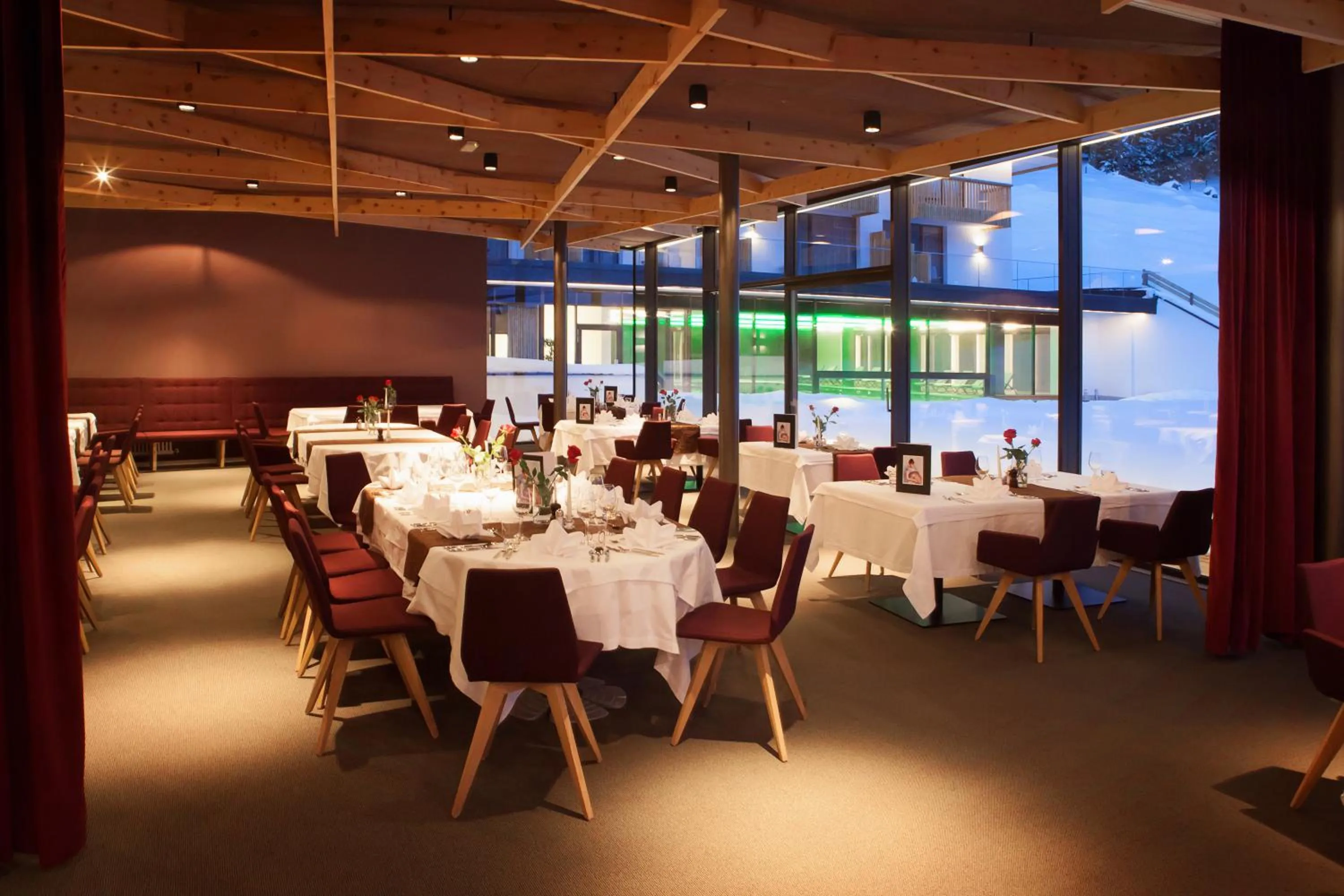 Restaurant/places to eat in Hotel Cristal