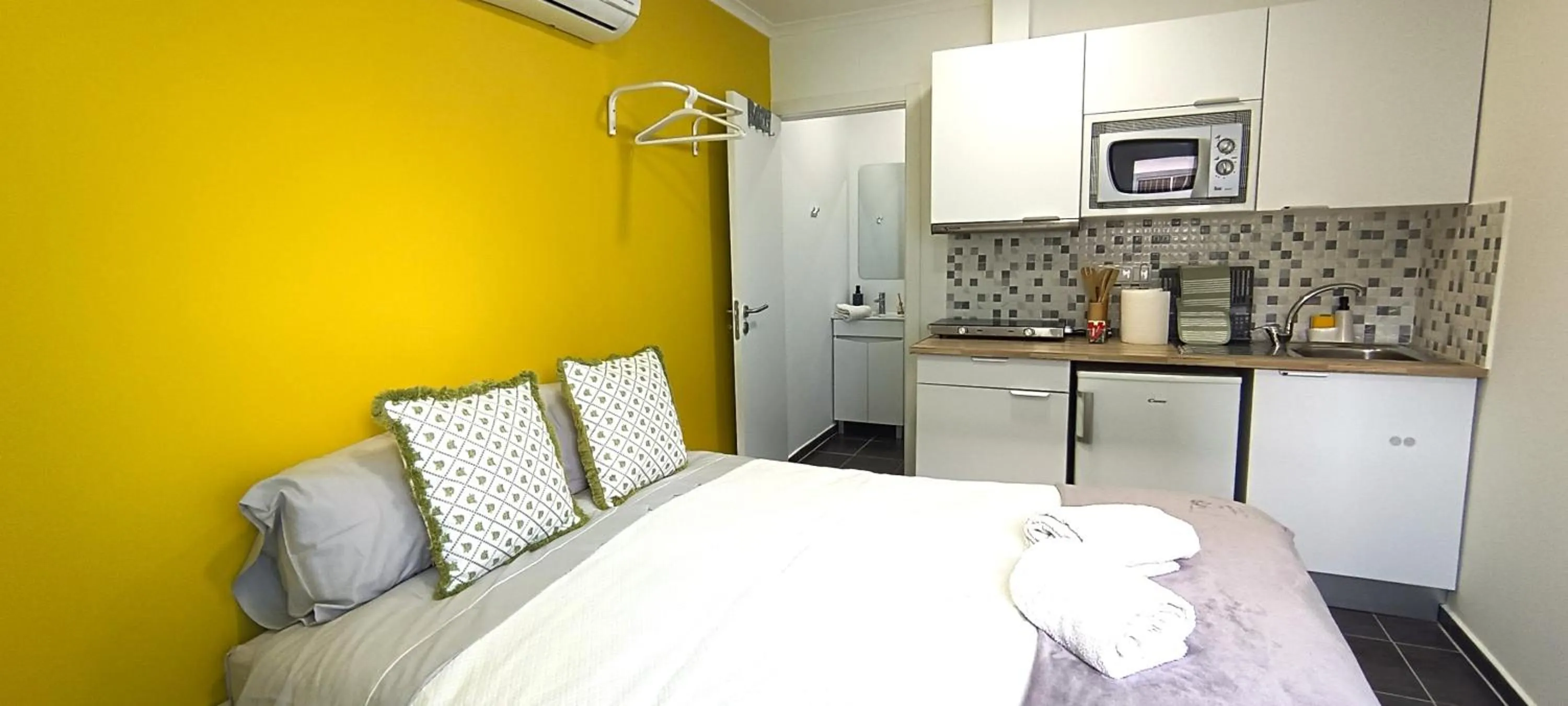 Bed in Sleep & Go Faro Airport Guest House