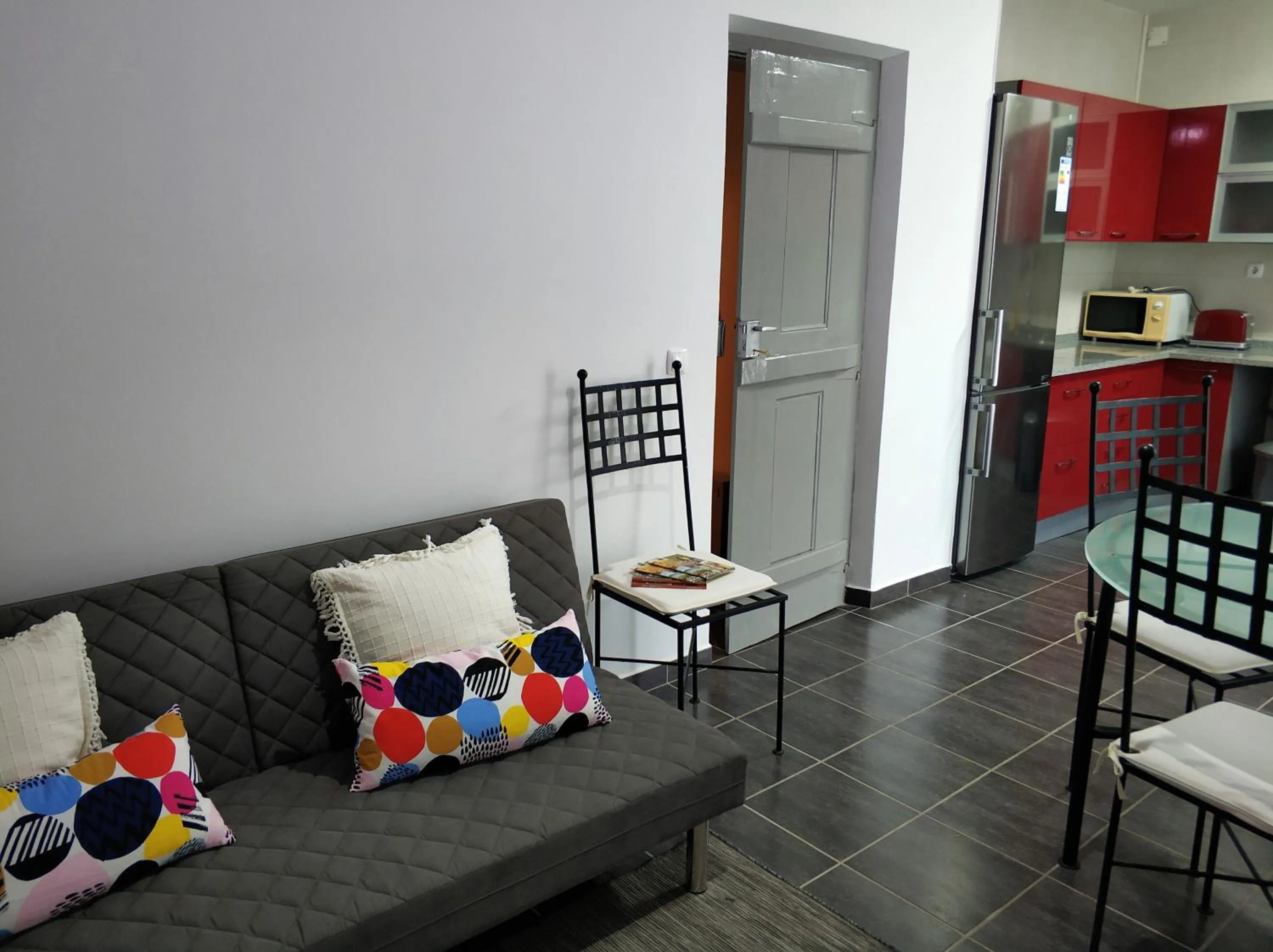 Communal lounge/ TV room in Sleep & Go Faro Airport Guest House