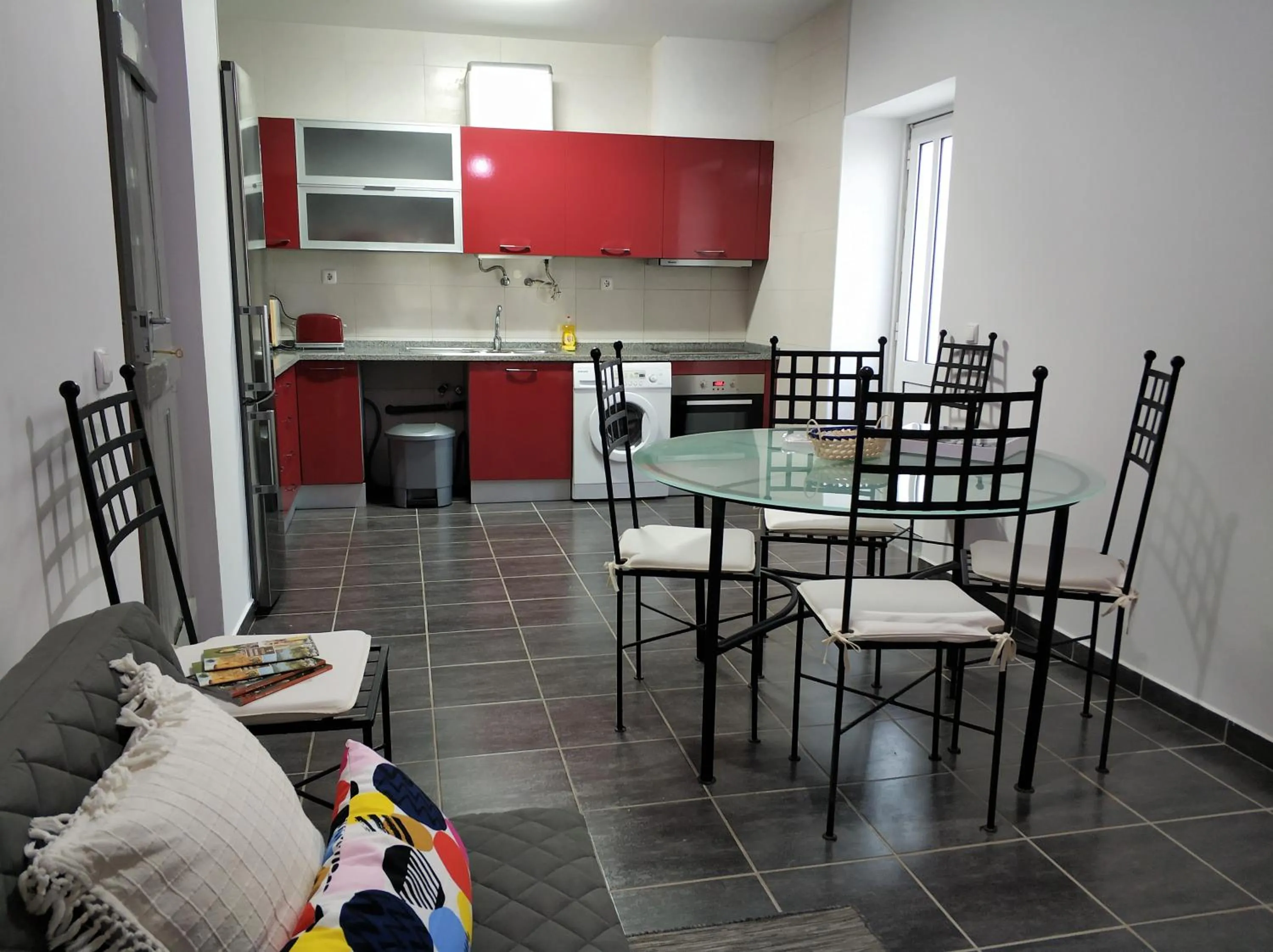 Communal lounge/ TV room in Sleep & Go Faro Airport Guest House