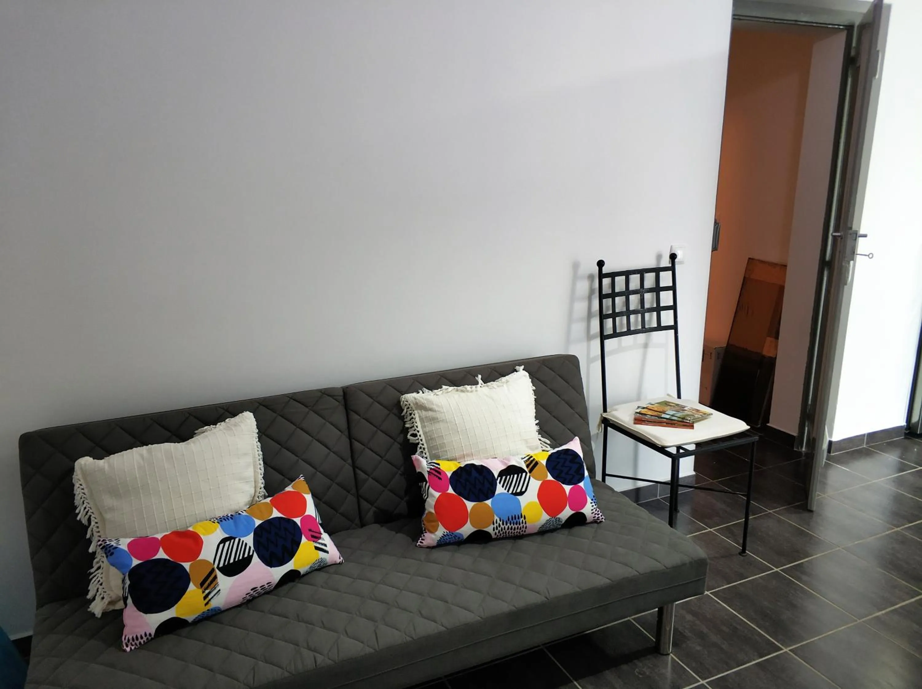 Communal lounge/ TV room in Sleep & Go Faro Airport Guest House