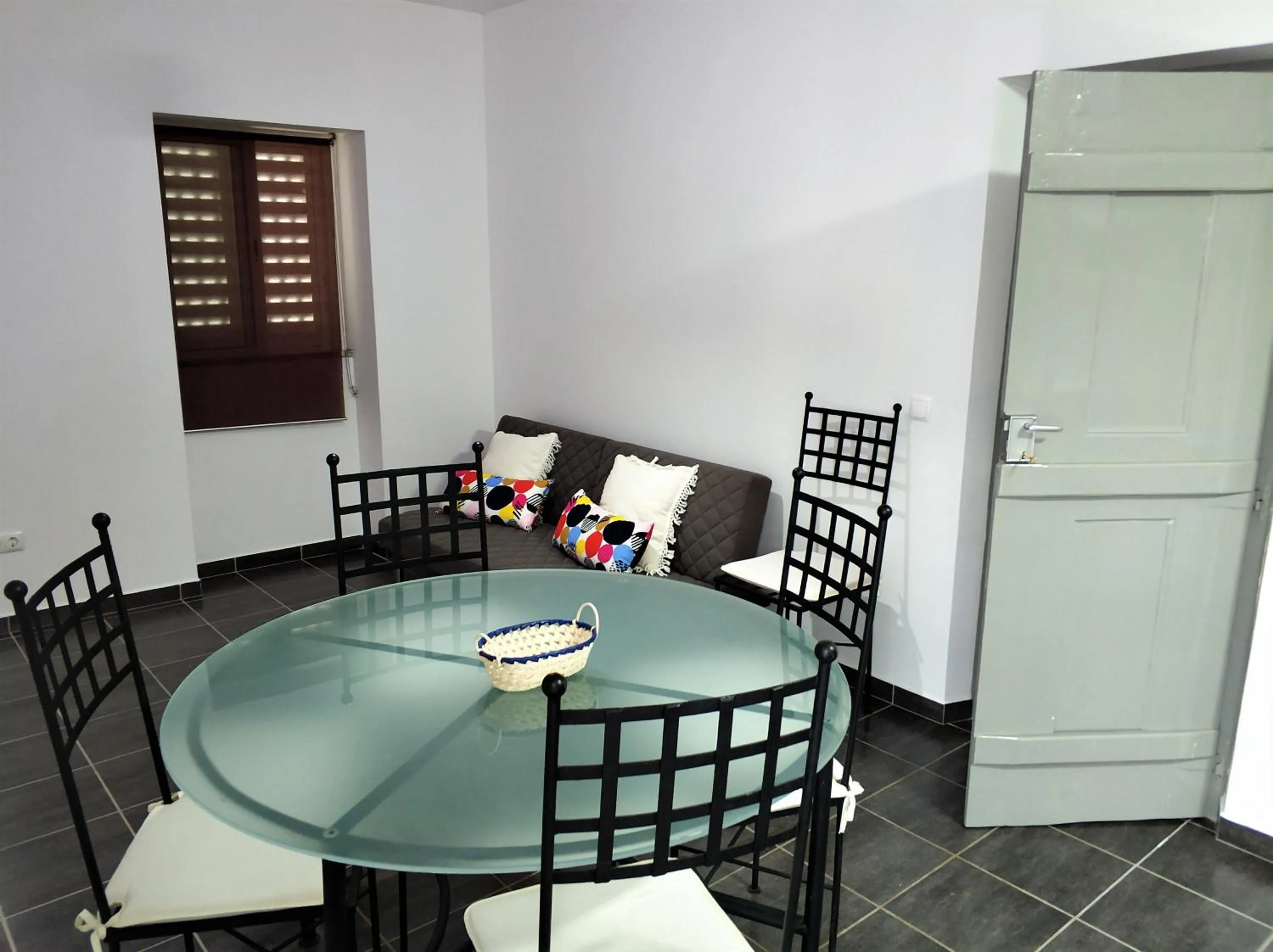 Communal lounge/ TV room in Sleep & Go Faro Airport Guest House