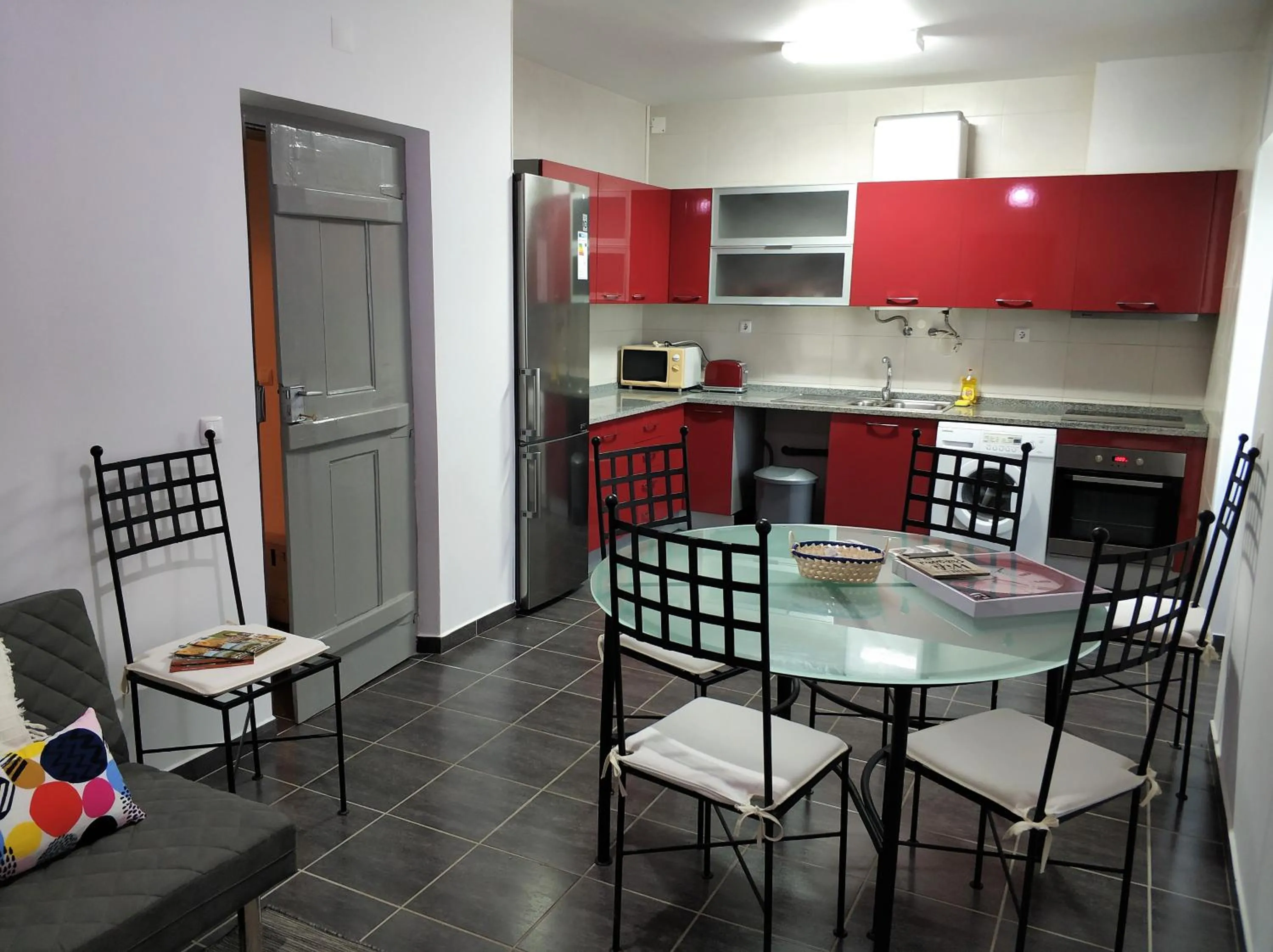 Communal lounge/ TV room in Sleep & Go Faro Airport Guest House