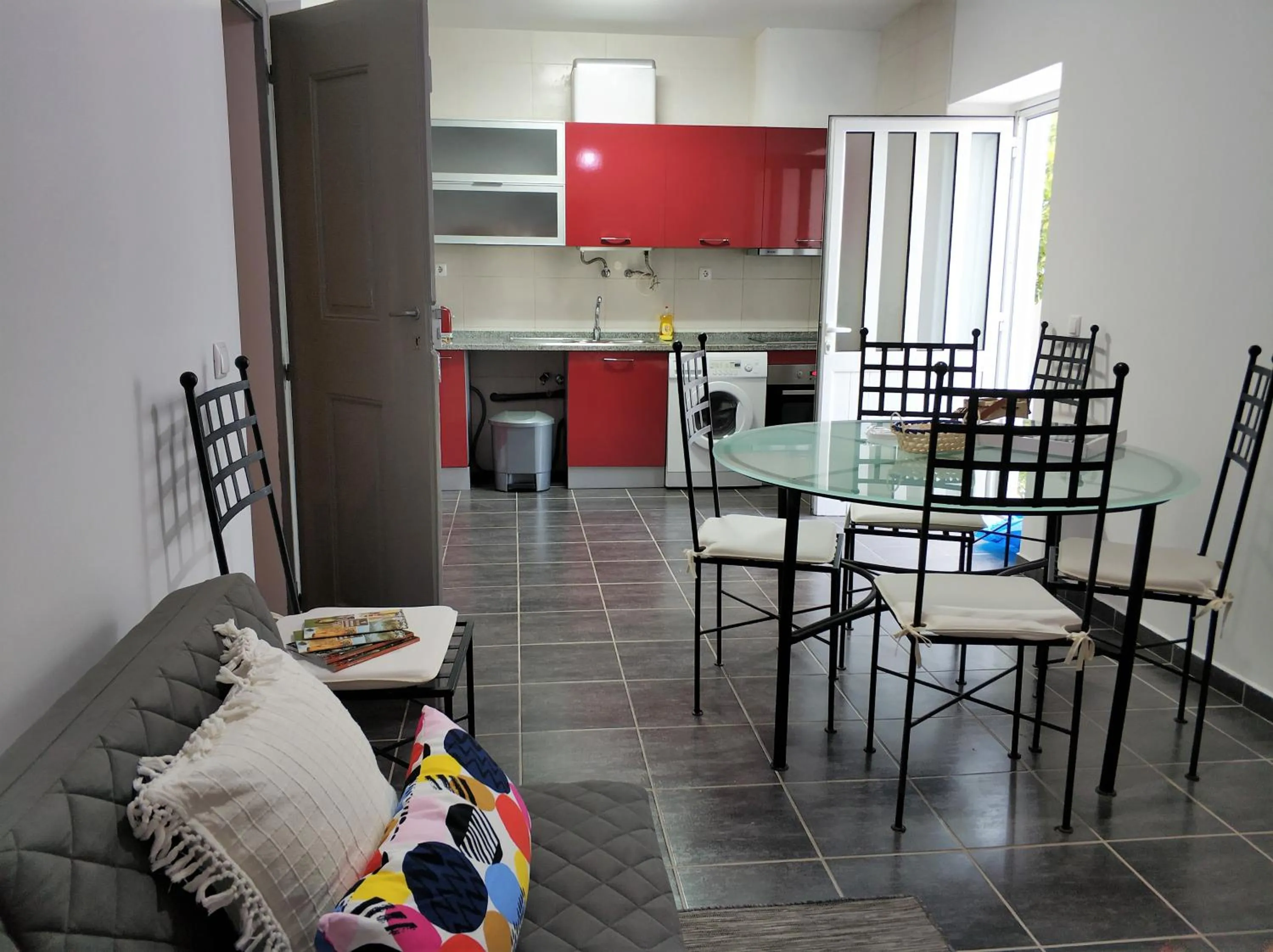 Communal lounge/ TV room in Sleep & Go Faro Airport Guest House
