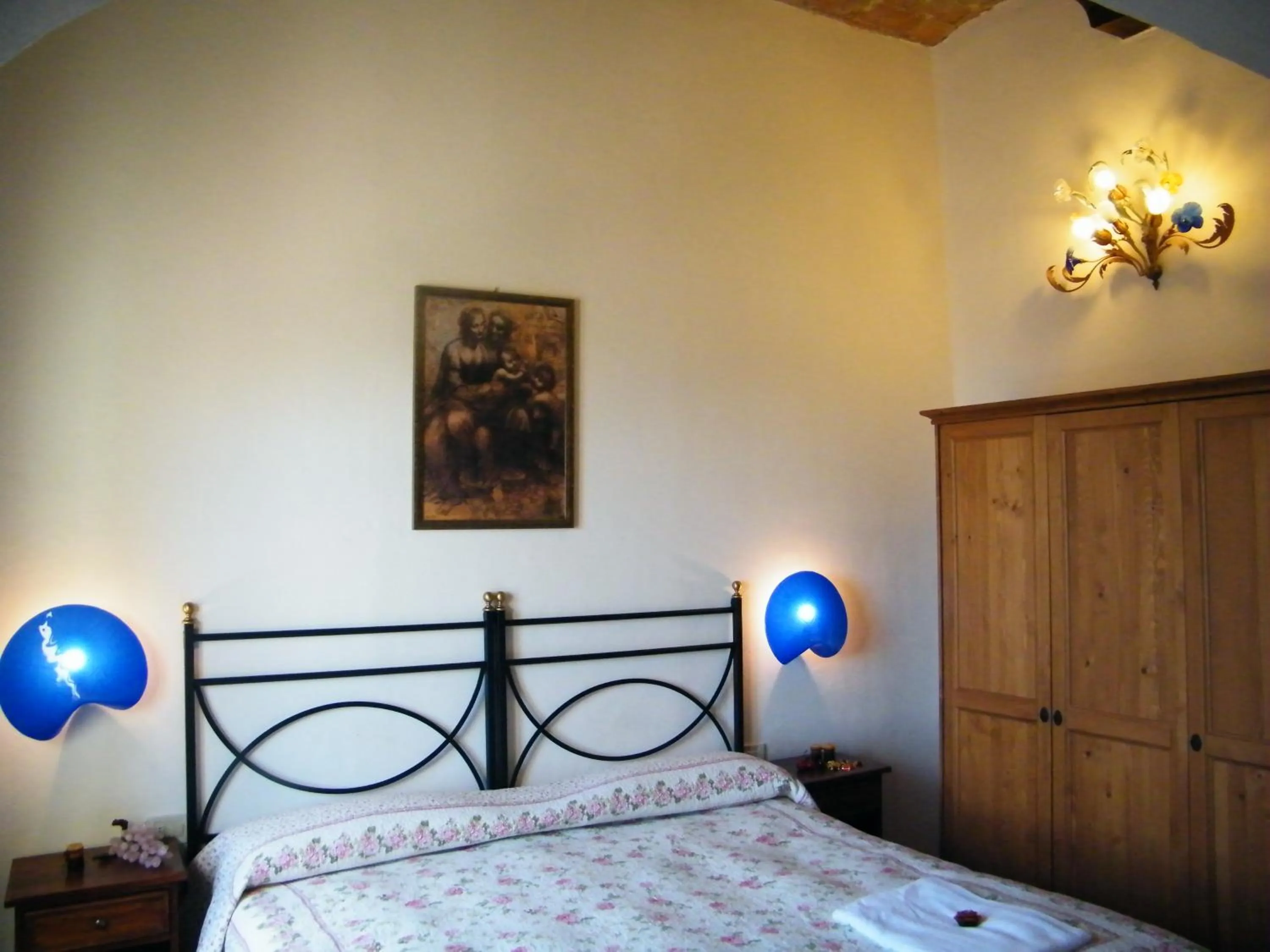 Decorative detail, Bed in B&B La Fonte del Machiavelli