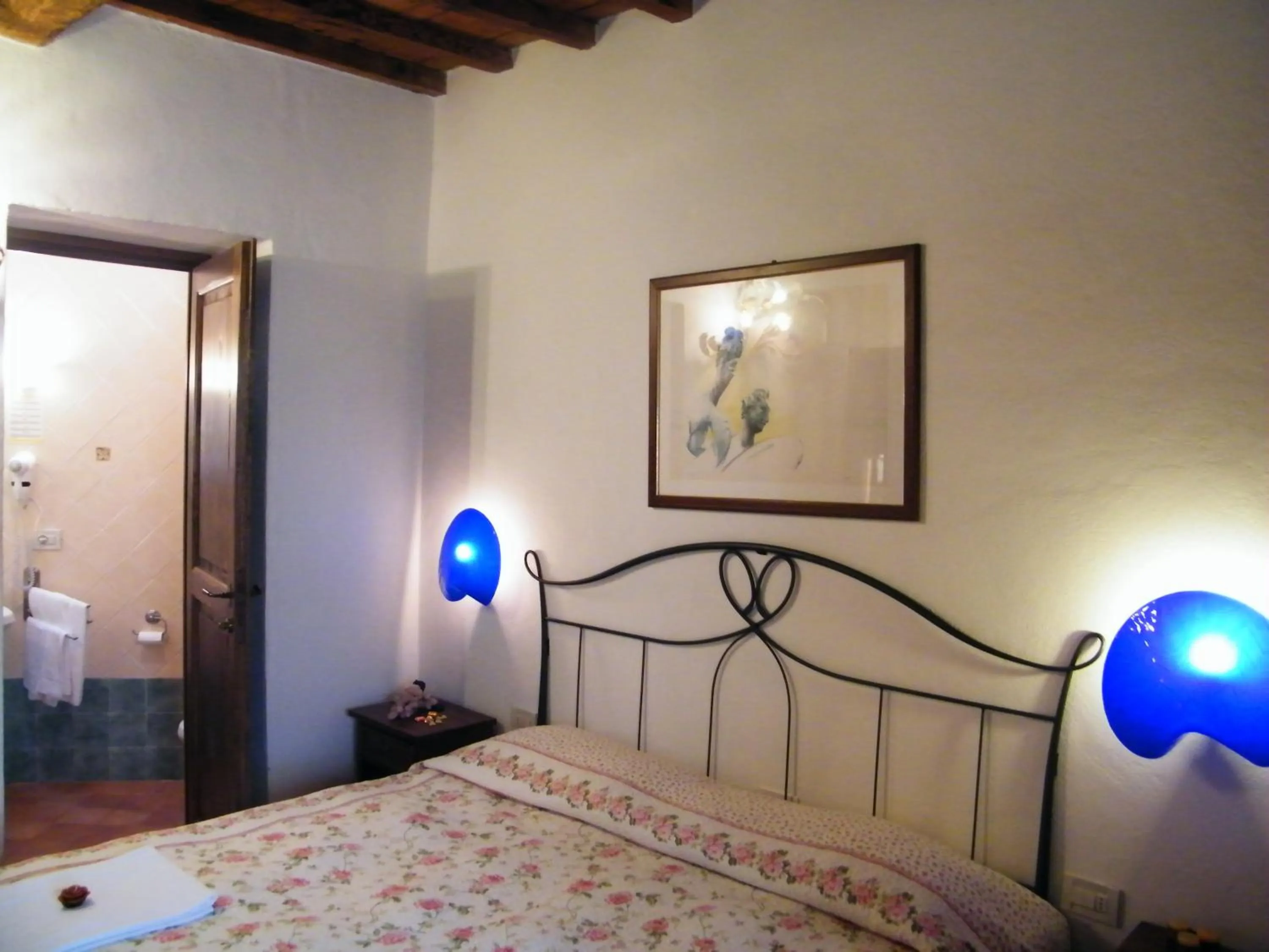 Decorative detail, Bed in B&B La Fonte del Machiavelli