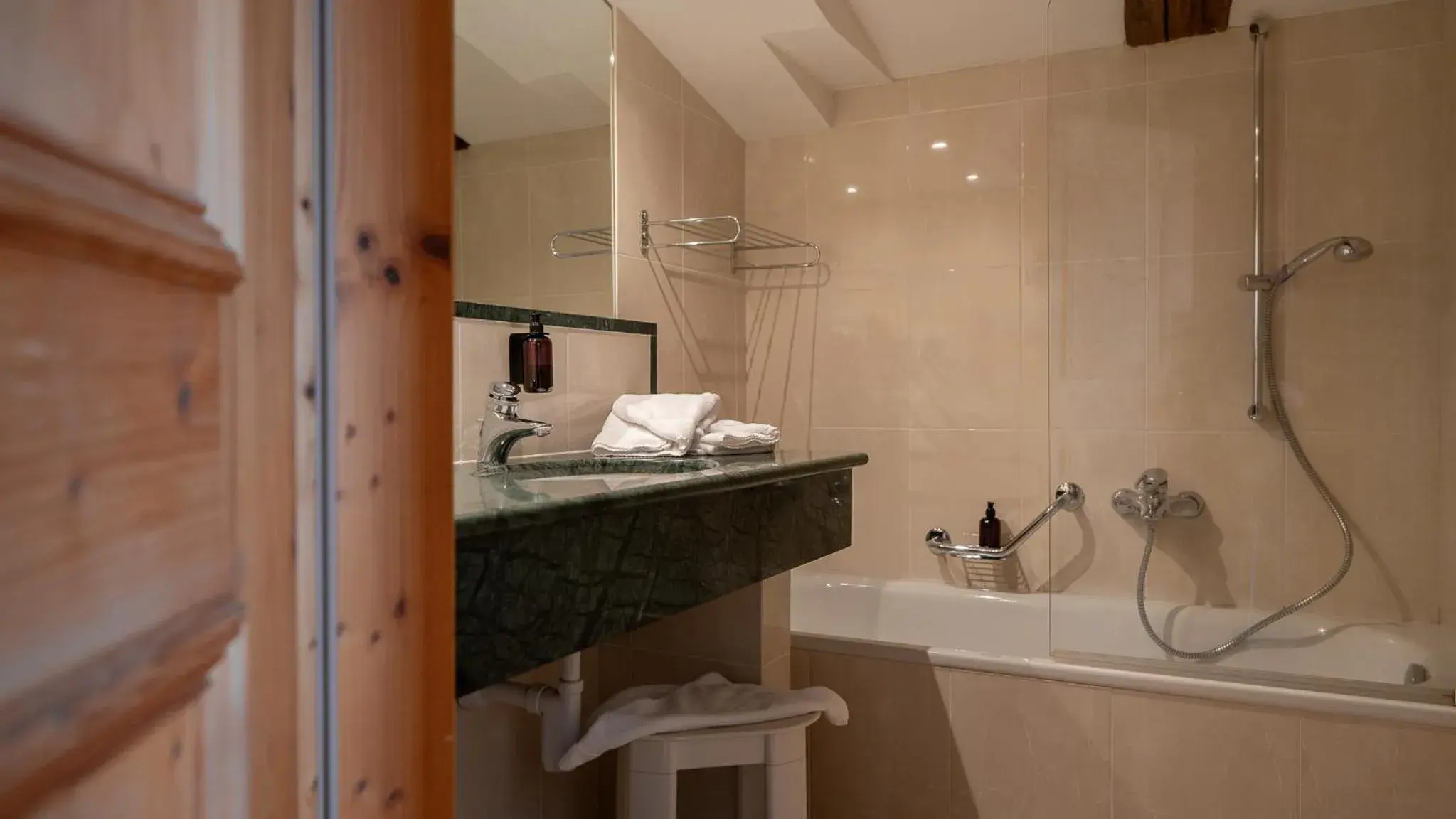 Double Room with Lake View in Hotel Ansitz Kematen ***S Double Room with Lake View in Hotel Ansitz Kematen ***S