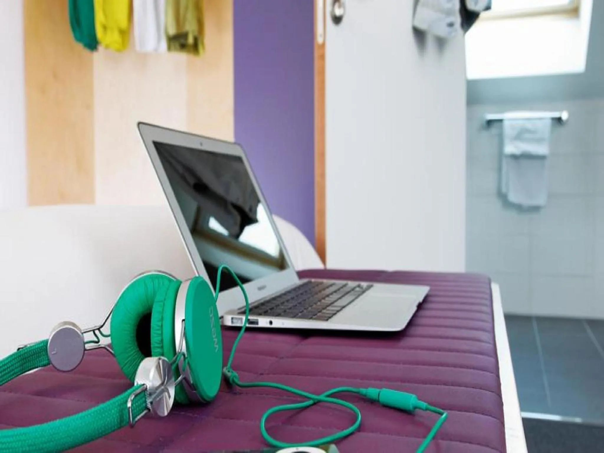 Bedroom in ibis Styles Calais Centre