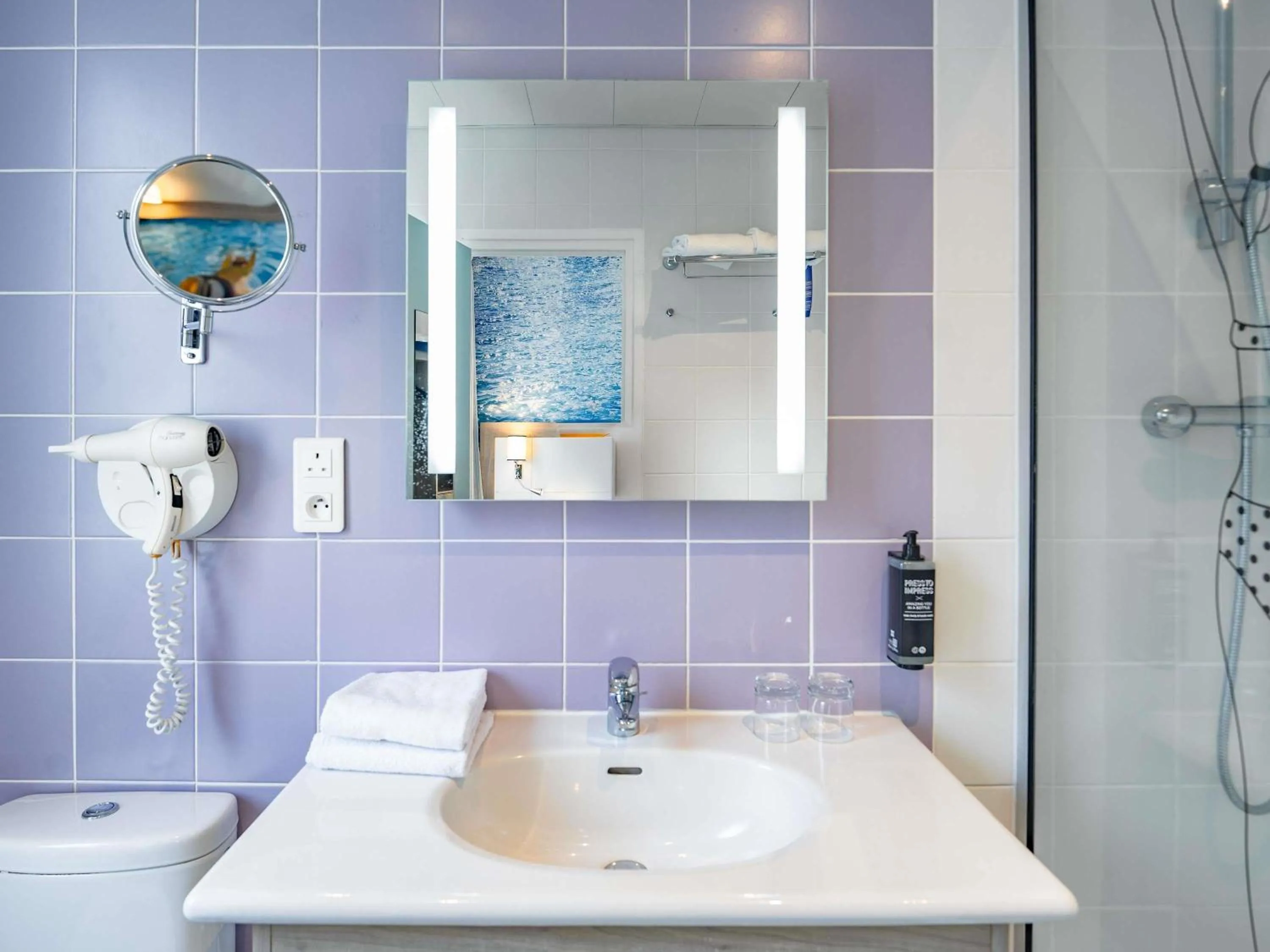 Bedroom in ibis Styles Calais Centre