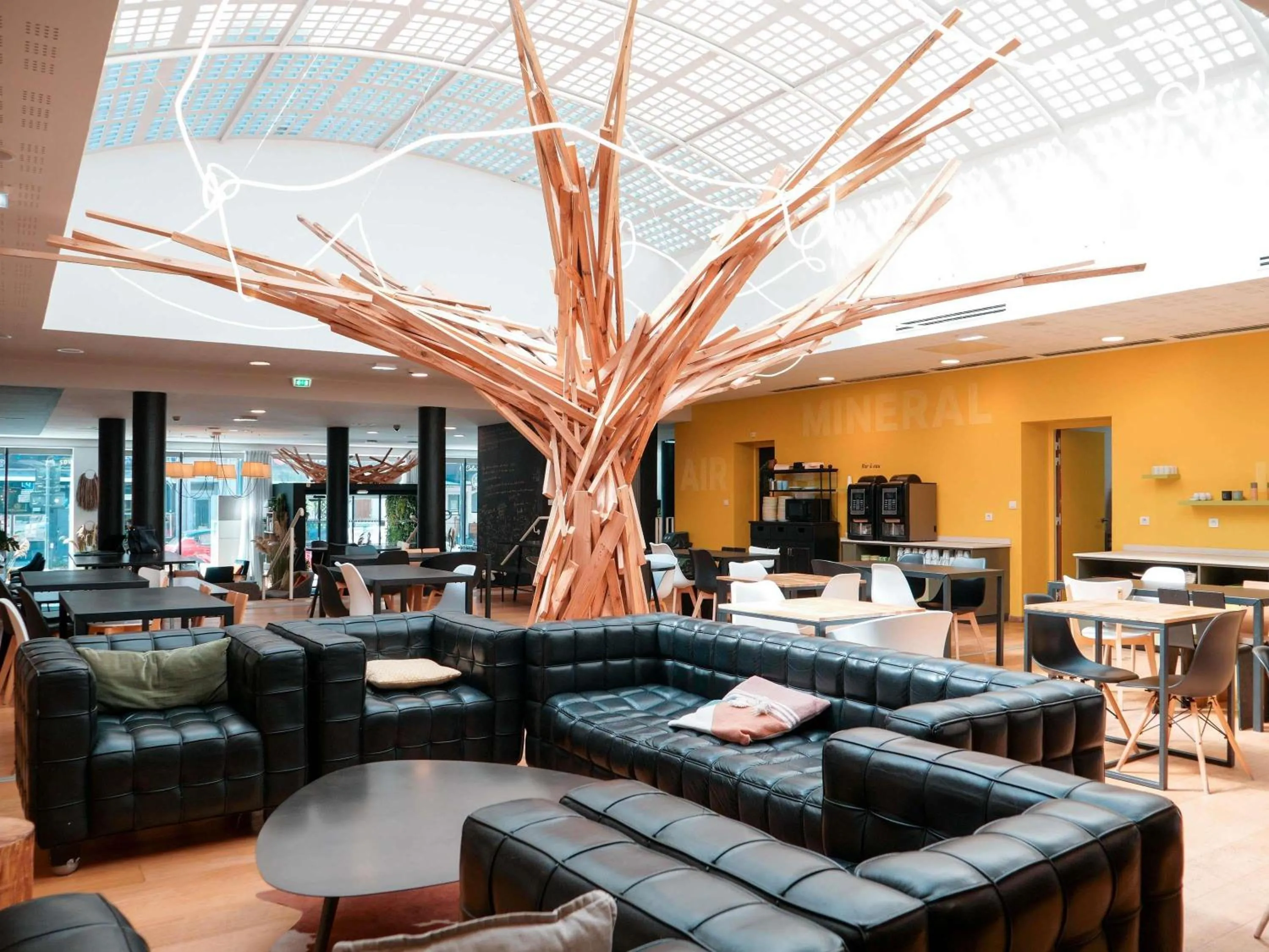 Lounge or bar in ibis Styles Calais Centre