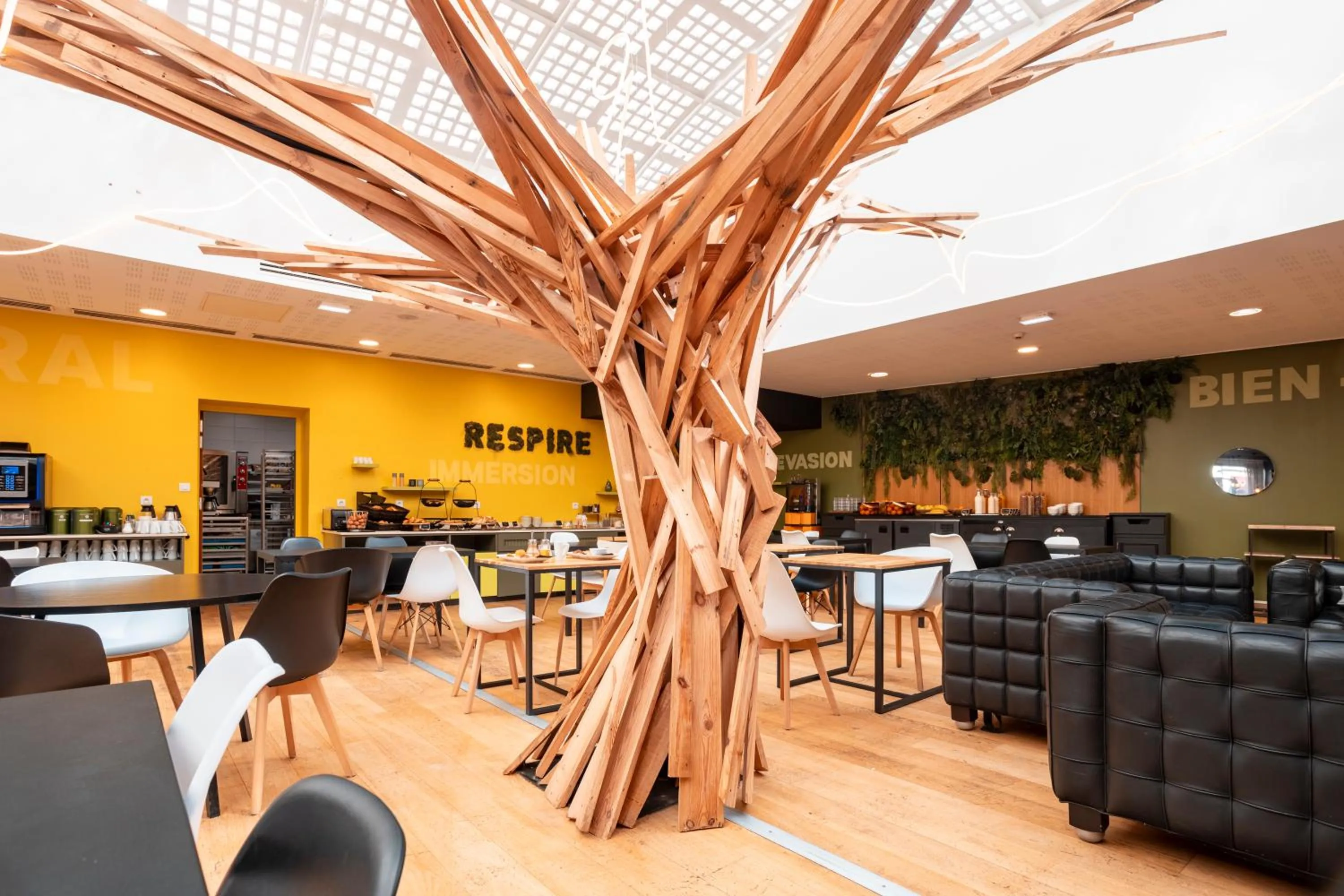 Seating area in ibis Styles Calais Centre