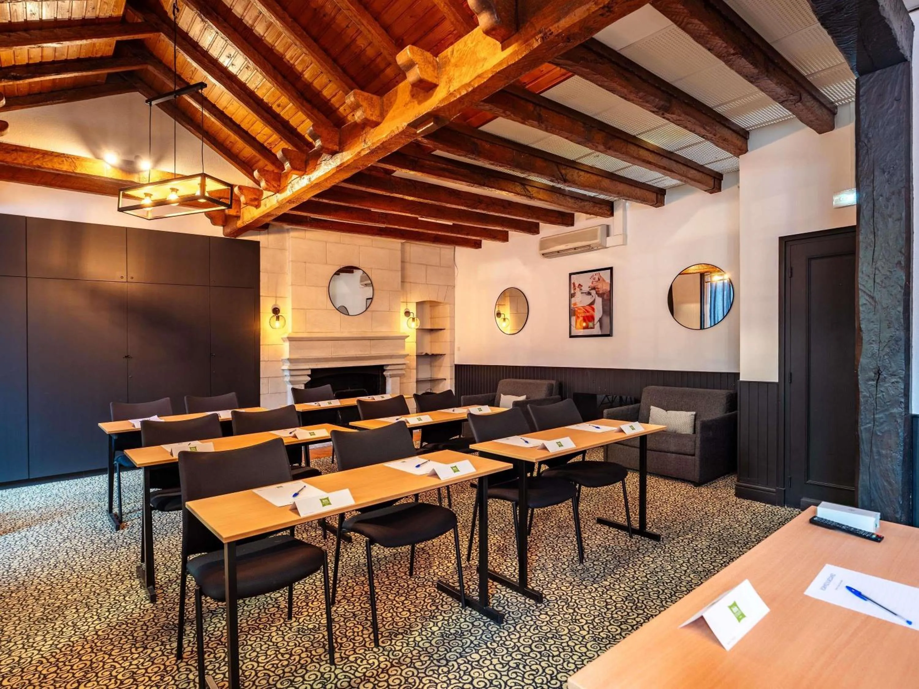 Meeting/conference room in ibis Styles Calais Centre