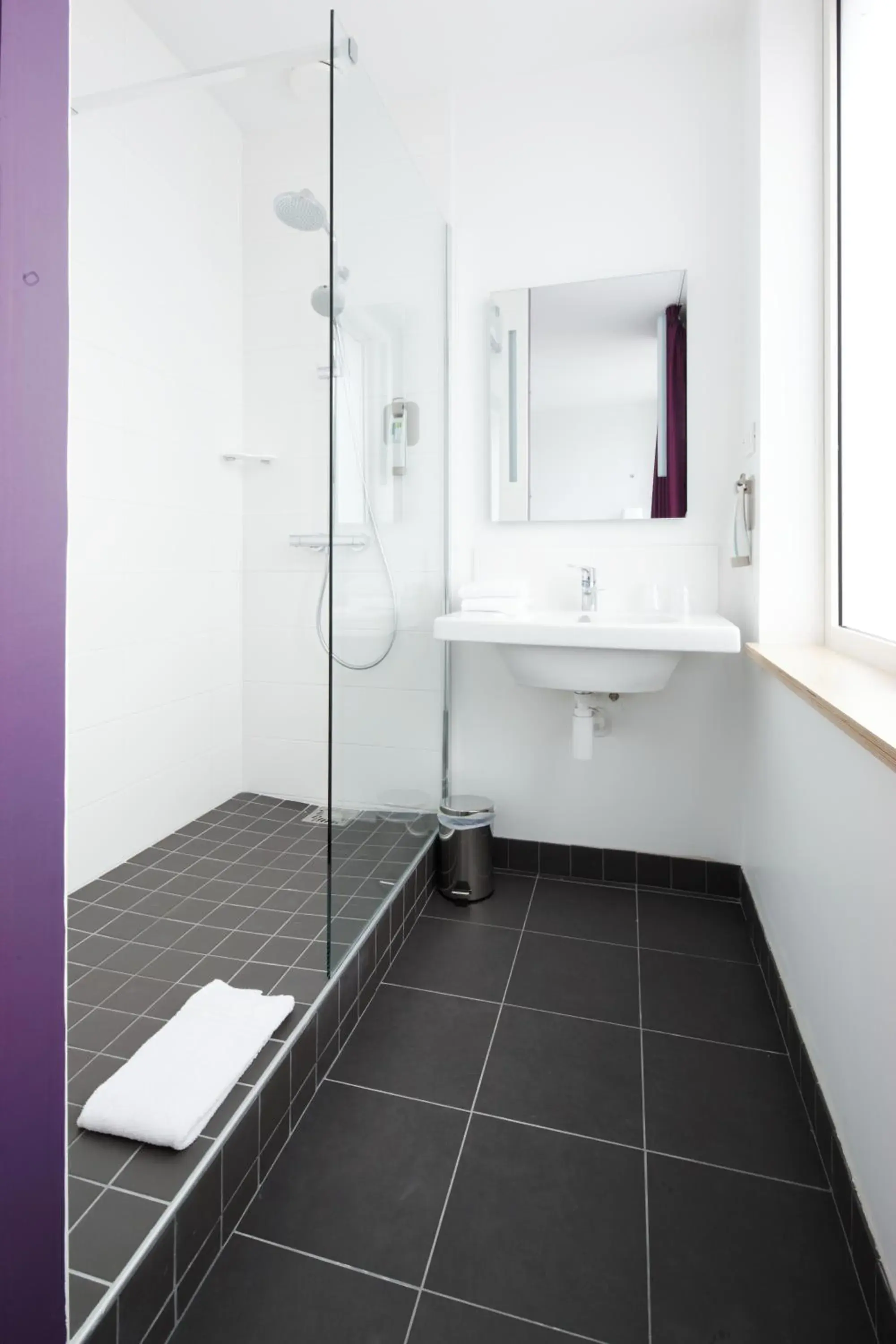 Bathroom in ibis Styles Calais Centre Bathroom in ibis Styles Calais Centre